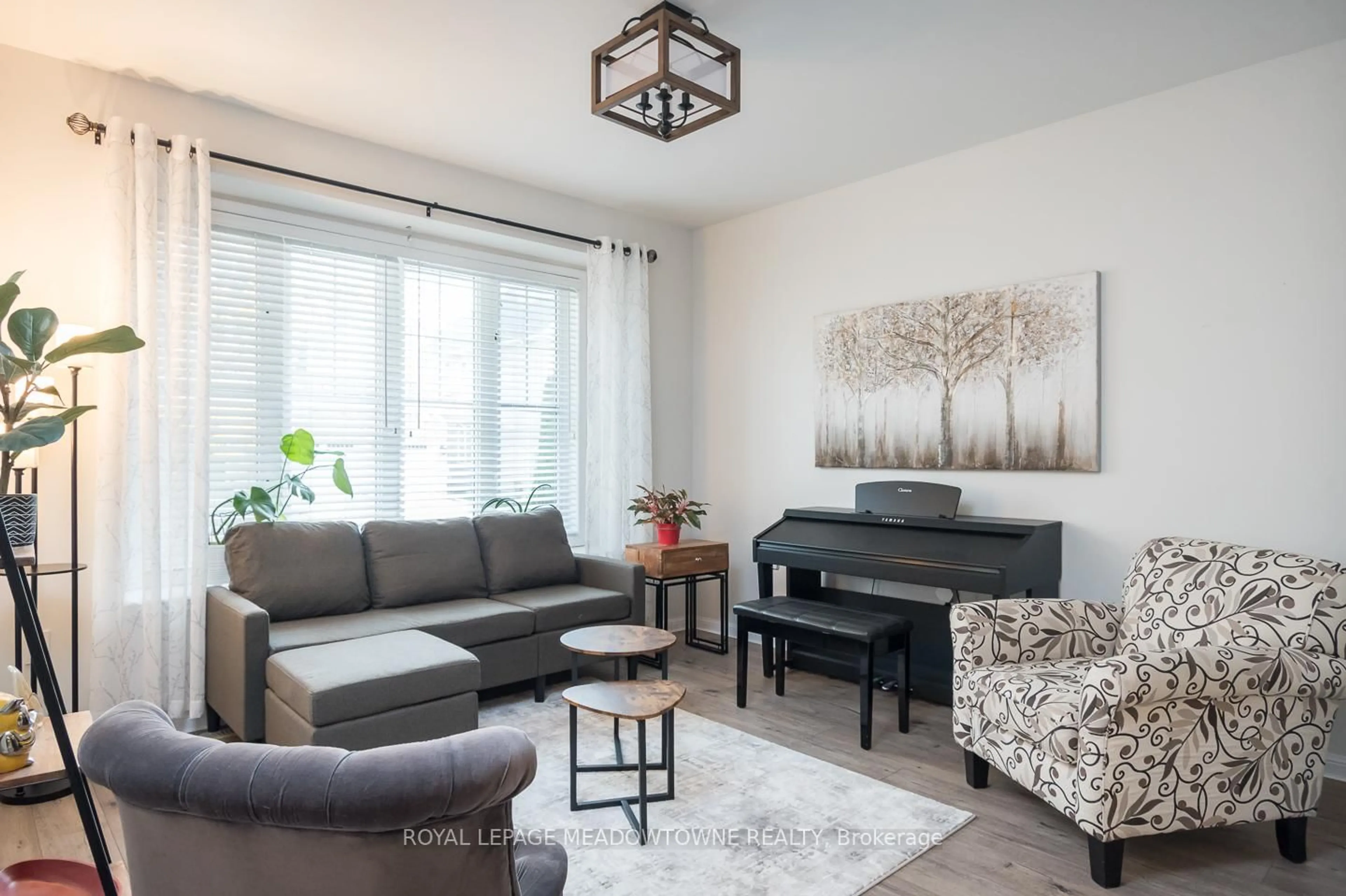 Living room with furniture, unknown for 720 Lingen Cres, Milton Ontario L9T 0E5