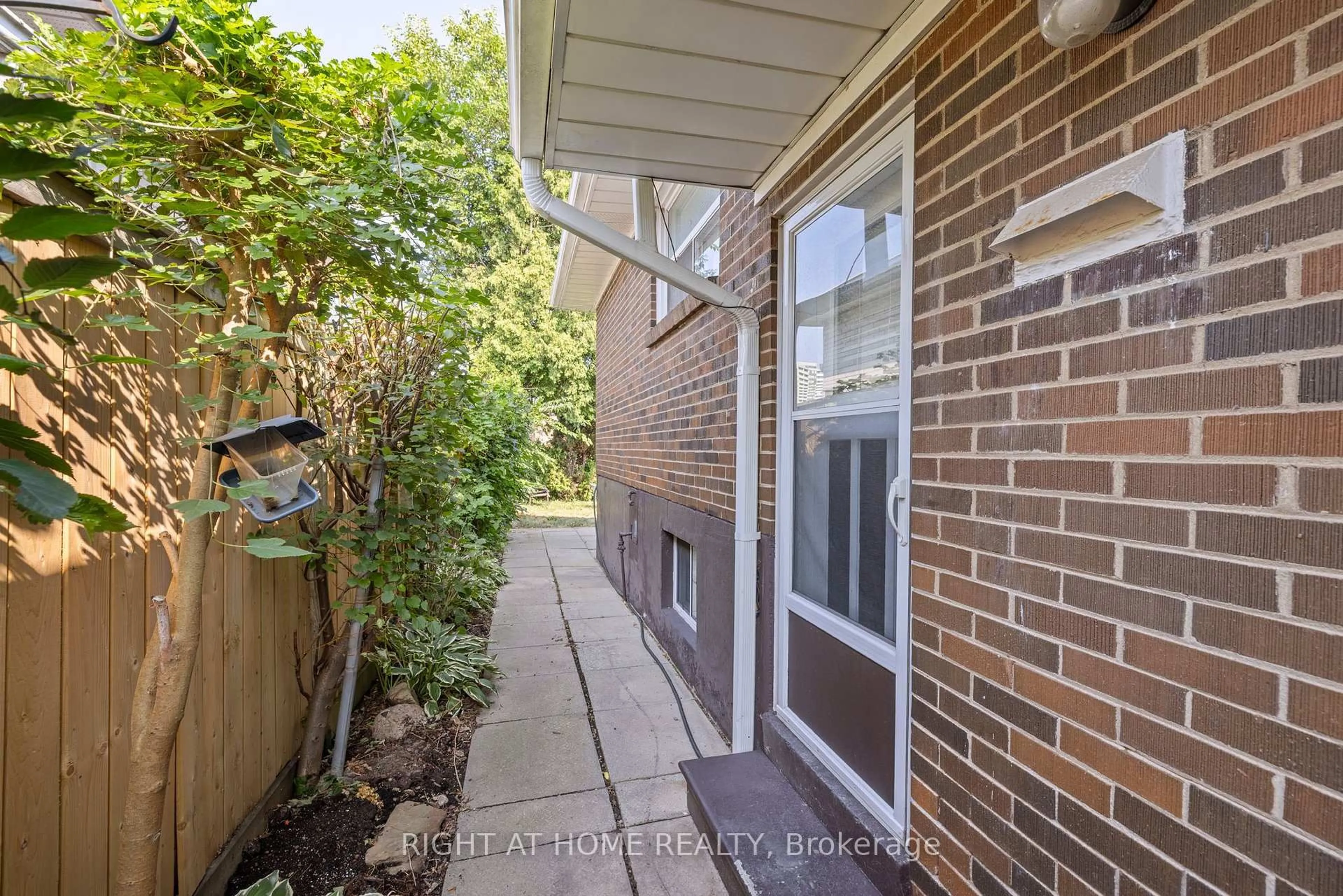 Unknown for 1147 Saturnia Cres, Mississauga Ontario L4Y 2M2
