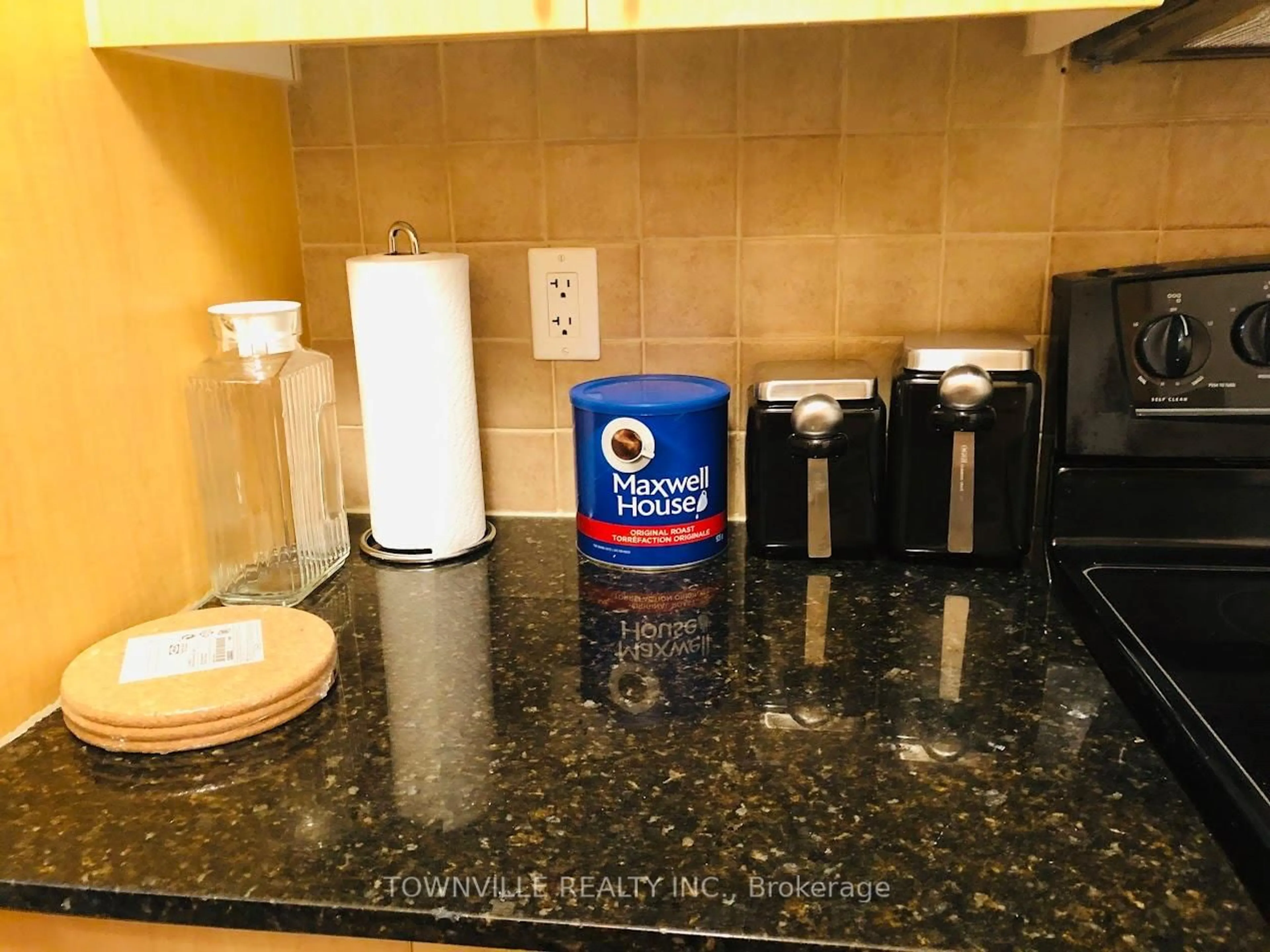 Standard kitchen, ceramic/tile floor for 310 Burnhamthorpe Rd #1912, Mississauga Ontario L5B 4P9