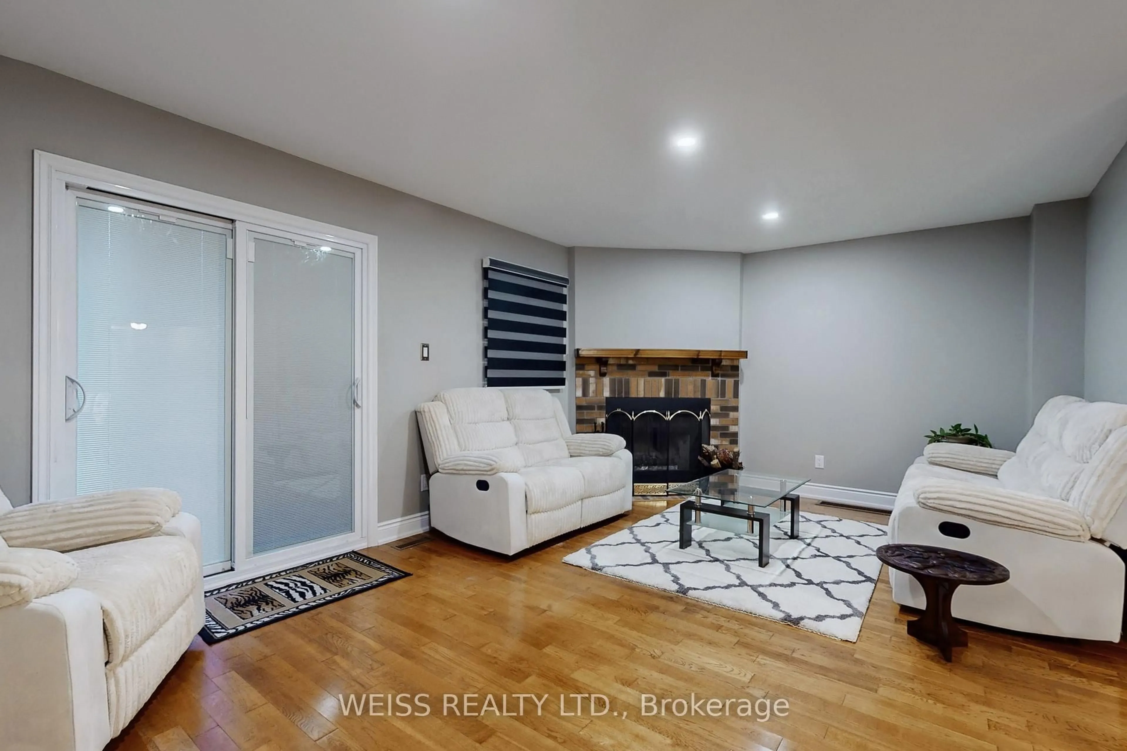 Living room with furniture, wood/laminate floor for 4625 Westbourne Terr, Mississauga Ontario L5R 1X9