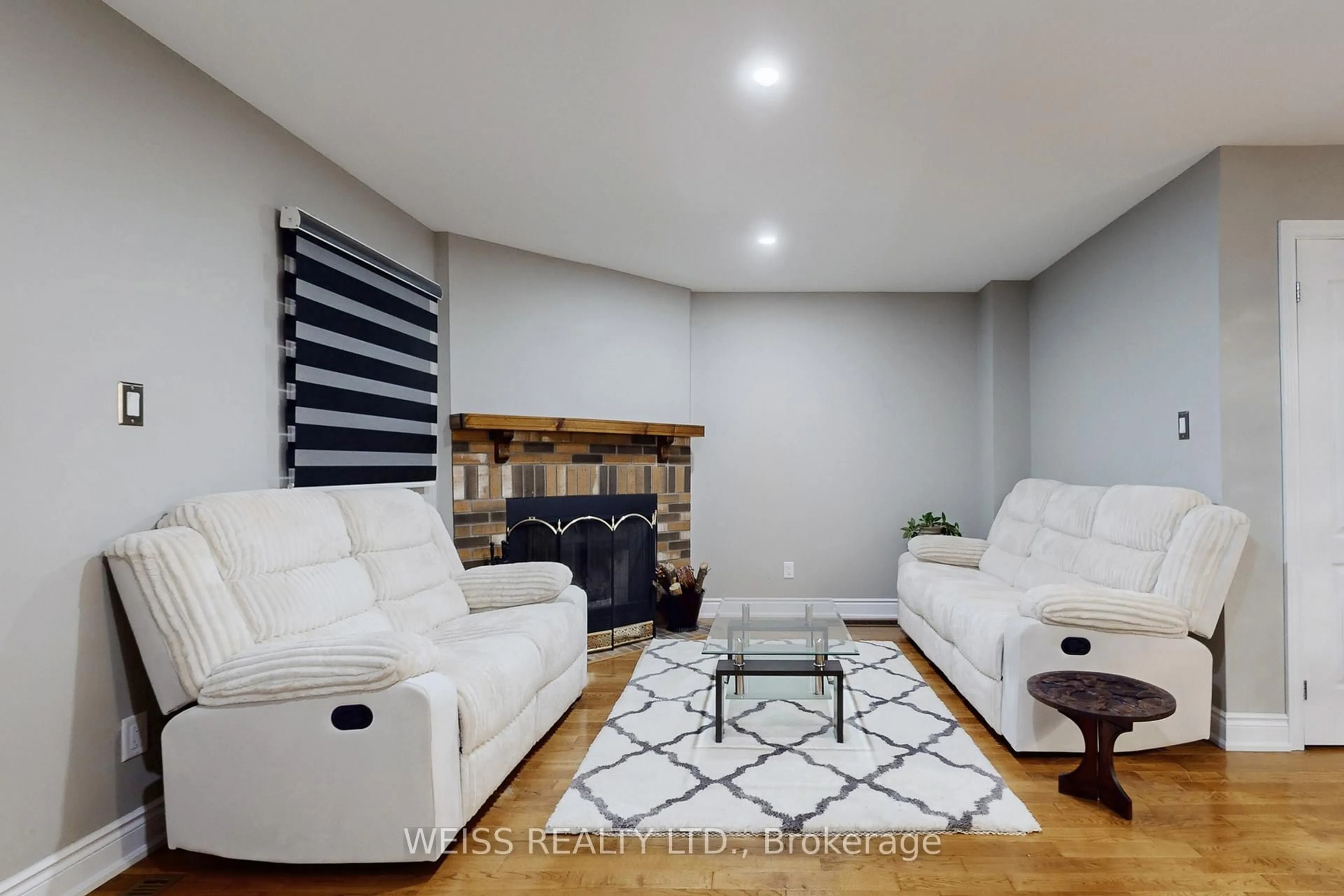 Living room with furniture, unknown for 4625 Westbourne Terr, Mississauga Ontario L5R 1X9
