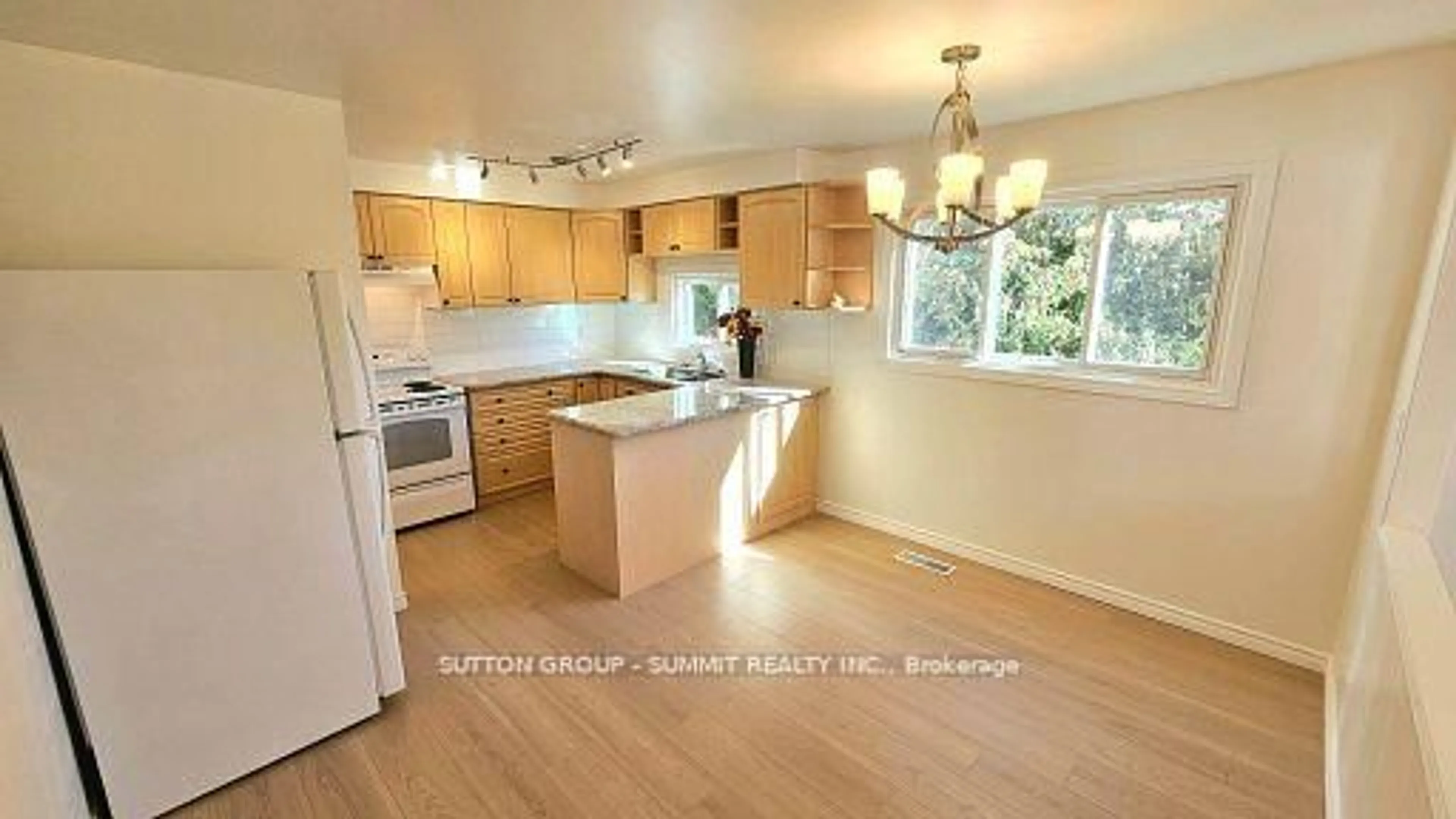 Open concept kitchen, wood/laminate floor for 2529 TRONDHEIM Cres, Mississauga Ontario L5N 1P3