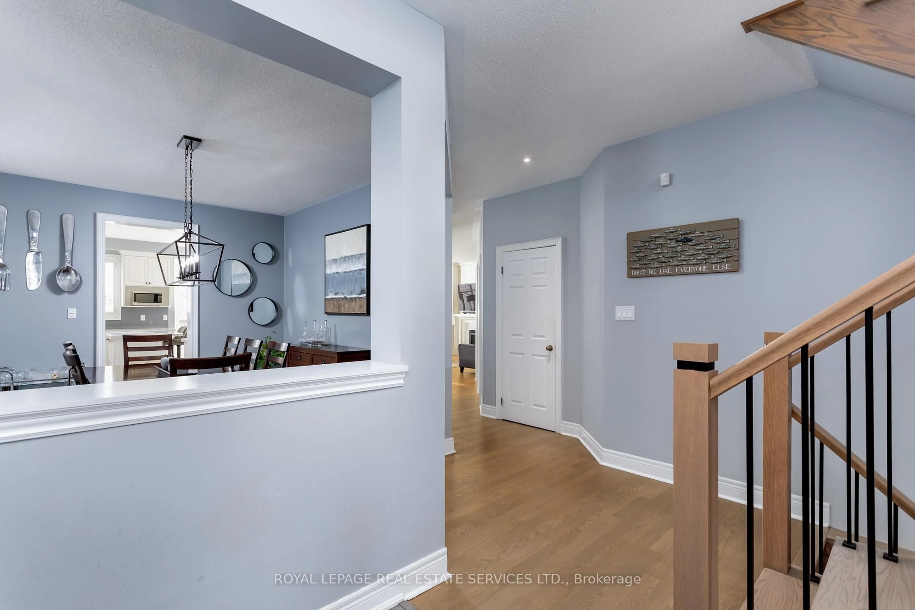 Indoor entryway for 2472 Chaplin Rd, Oakville Ontario L6H 0A4