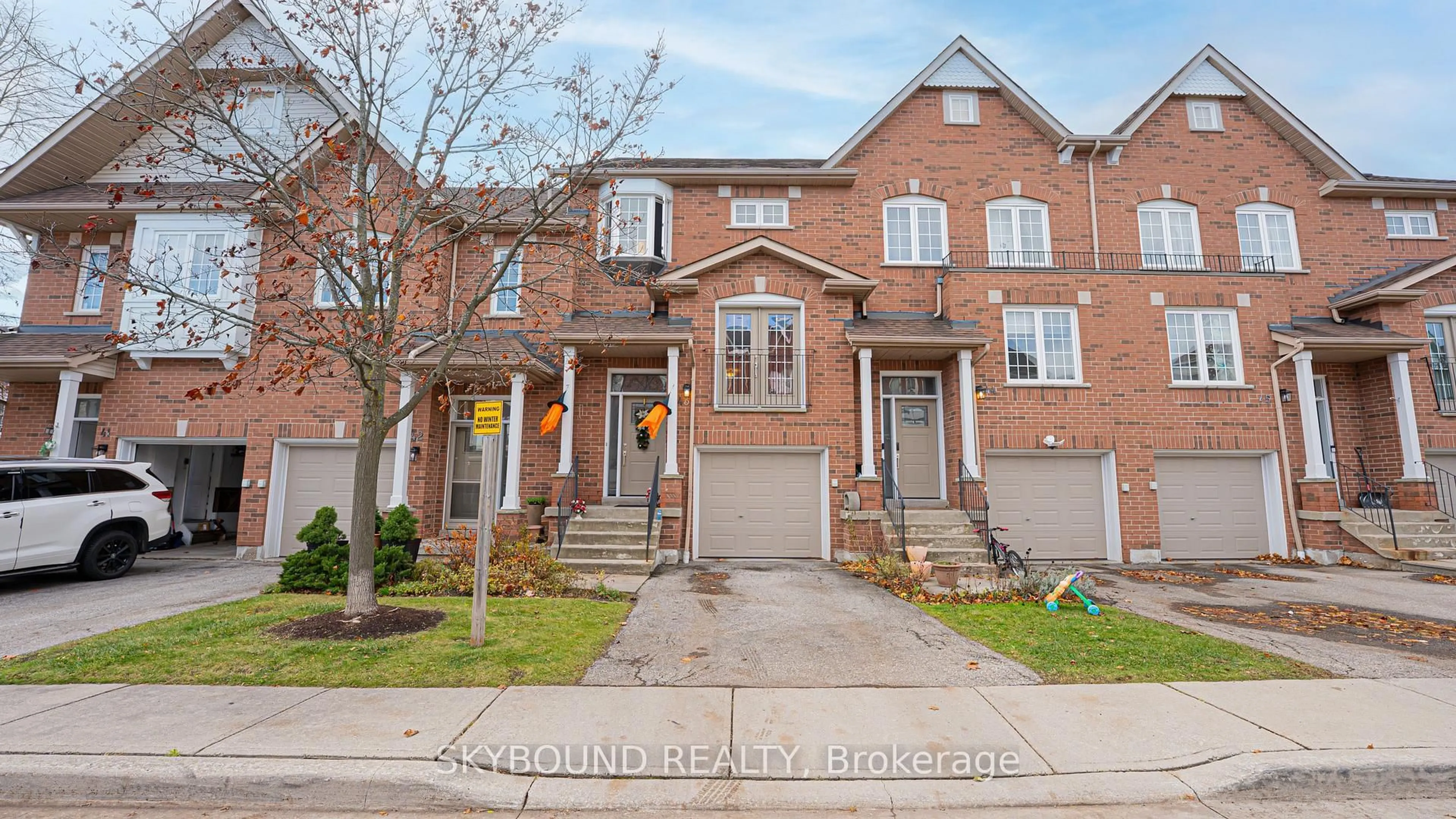 Home with brick exterior material, street for 1588 South Parade Crt #43, Mississauga Ontario L5M 6E7