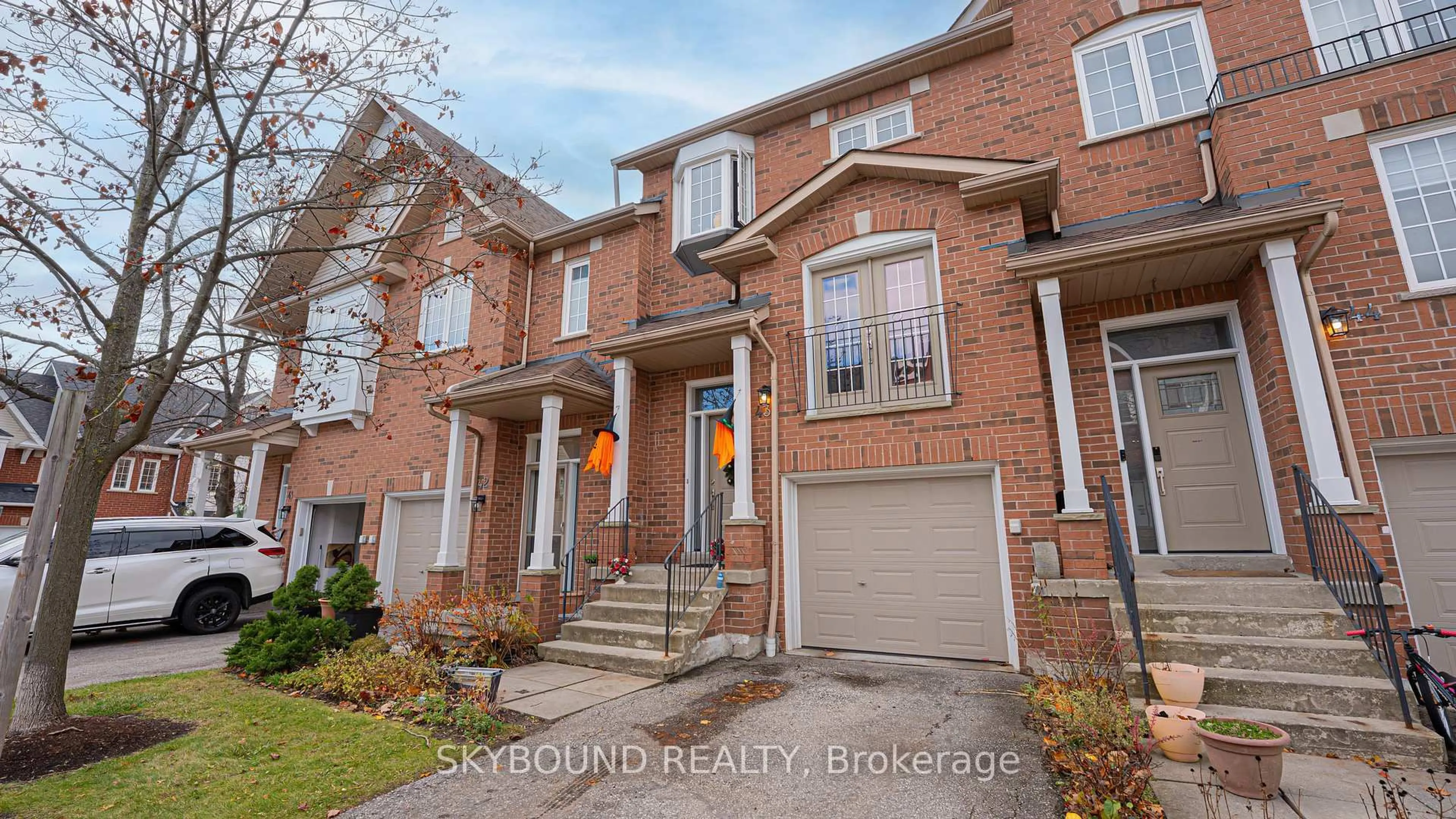 Home with brick exterior material, street for 1588 South Parade Crt #43, Mississauga Ontario L5M 6E7