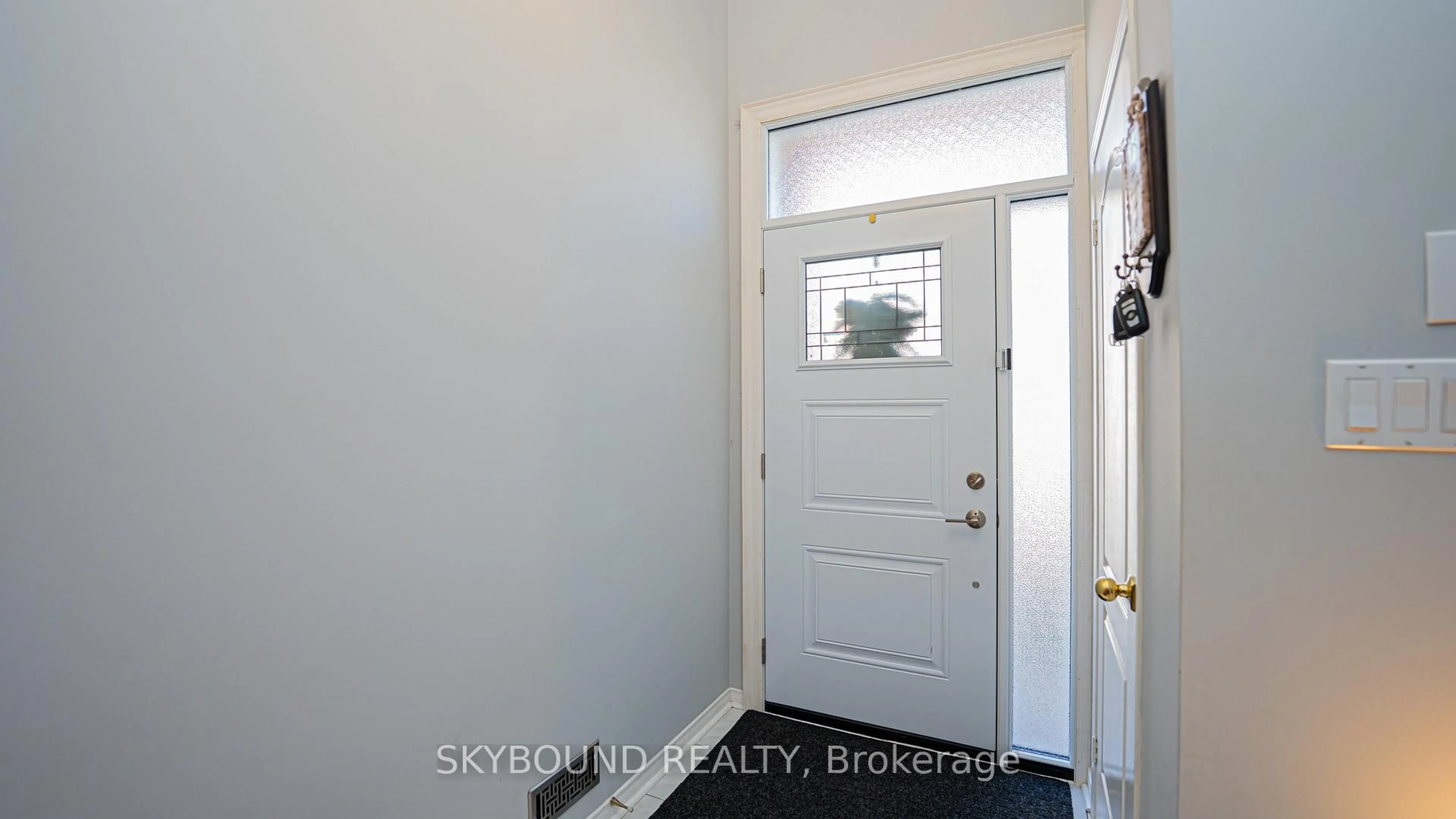 Indoor entryway for 1588 South Parade Crt #43, Mississauga Ontario L5M 6E7