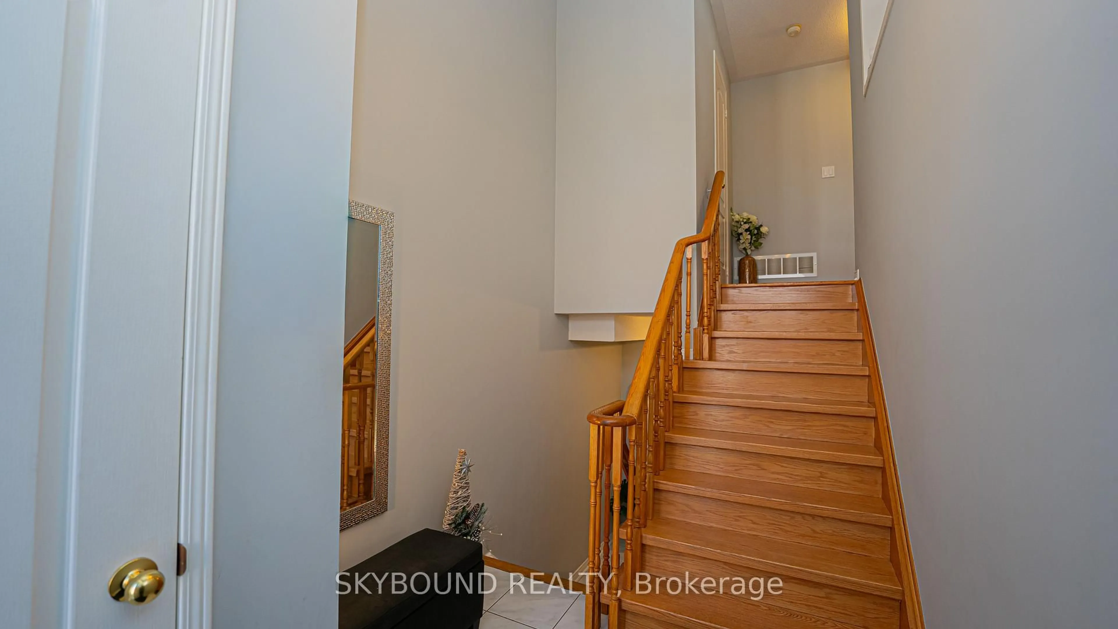 Indoor foyer for 1588 South Parade Crt #43, Mississauga Ontario L5M 6E7