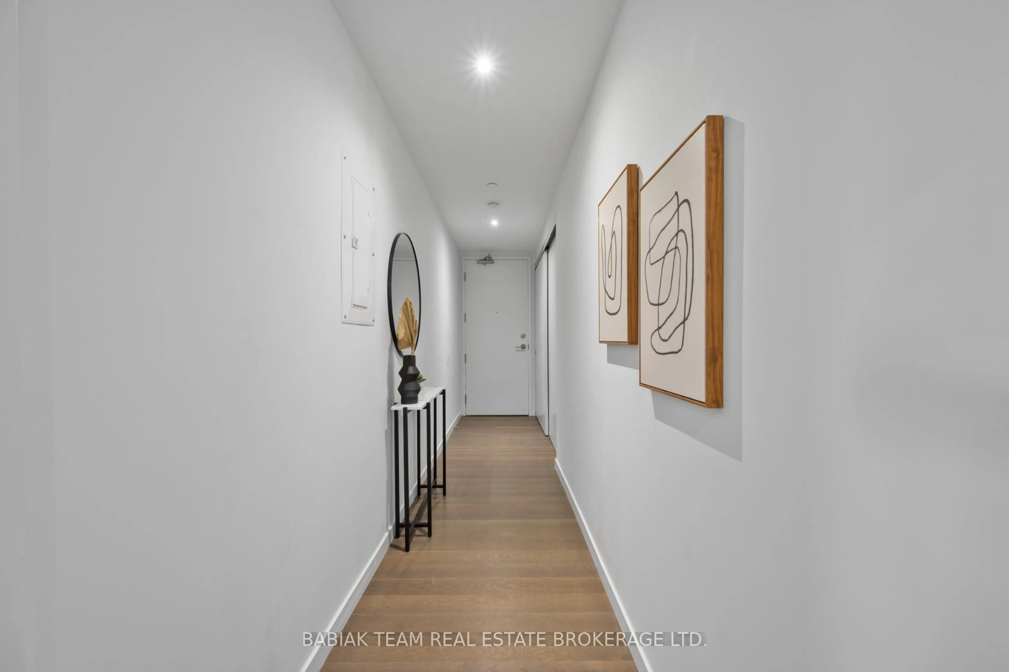 Indoor foyer for 383 Sorauren Ave #614, Toronto Ontario M6R 0A4