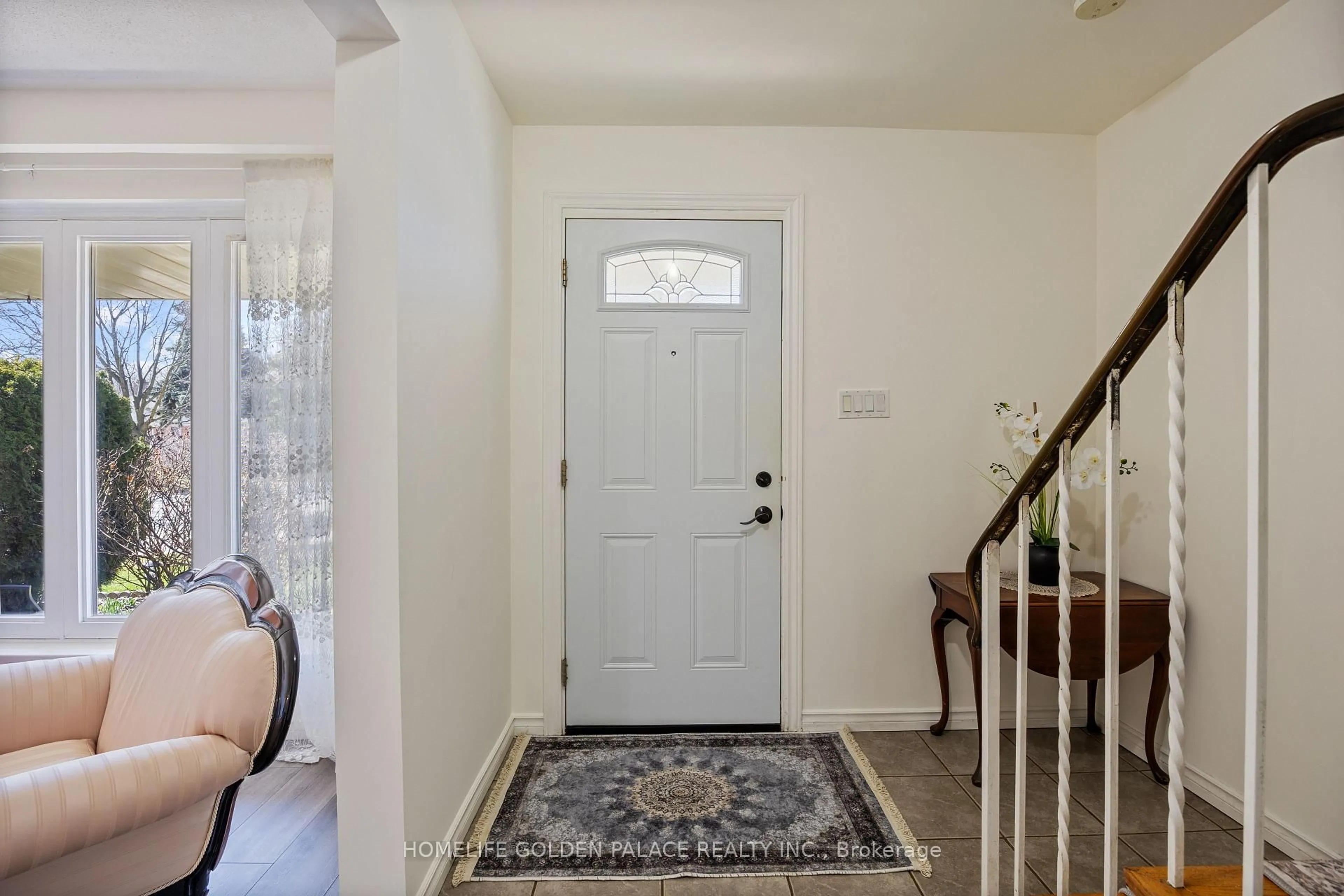 Indoor entryway for 435 Melores Dr, Burlington Ontario L7L 4V3