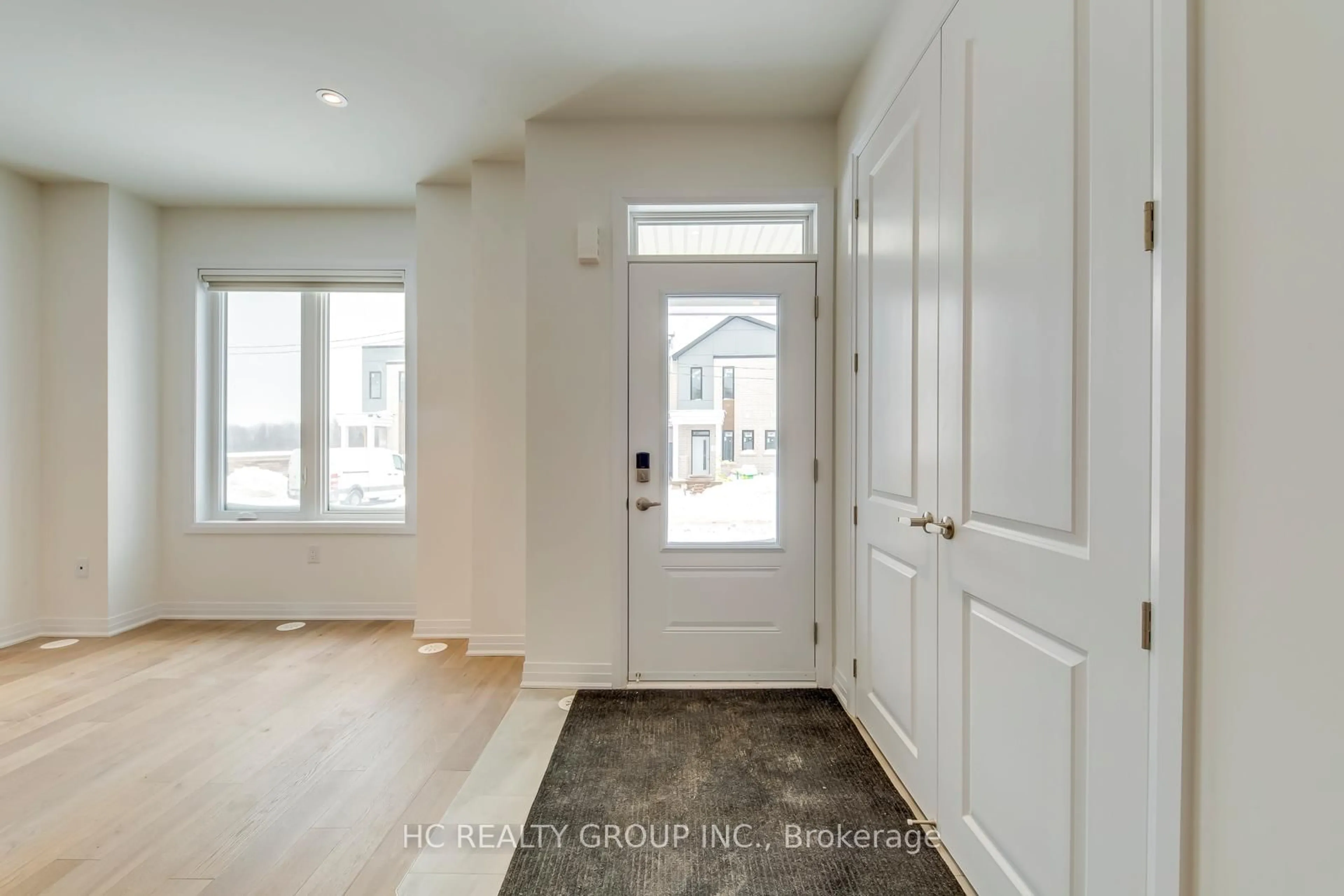Indoor entryway for 3219 Crystal Dr, Oakville Ontario L6M 5S8