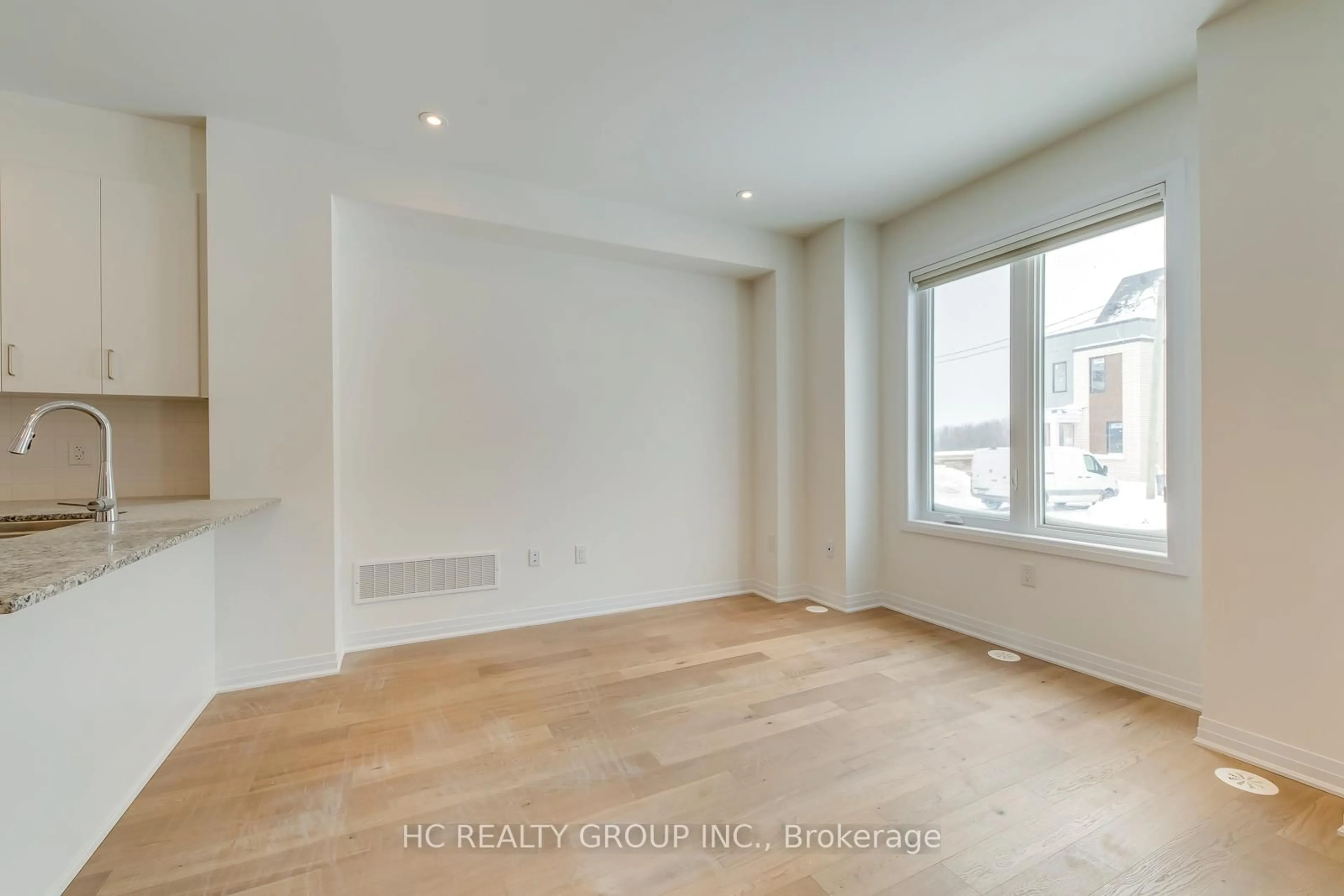 A pic of a room for 3219 Crystal Dr, Oakville Ontario L6M 5S8