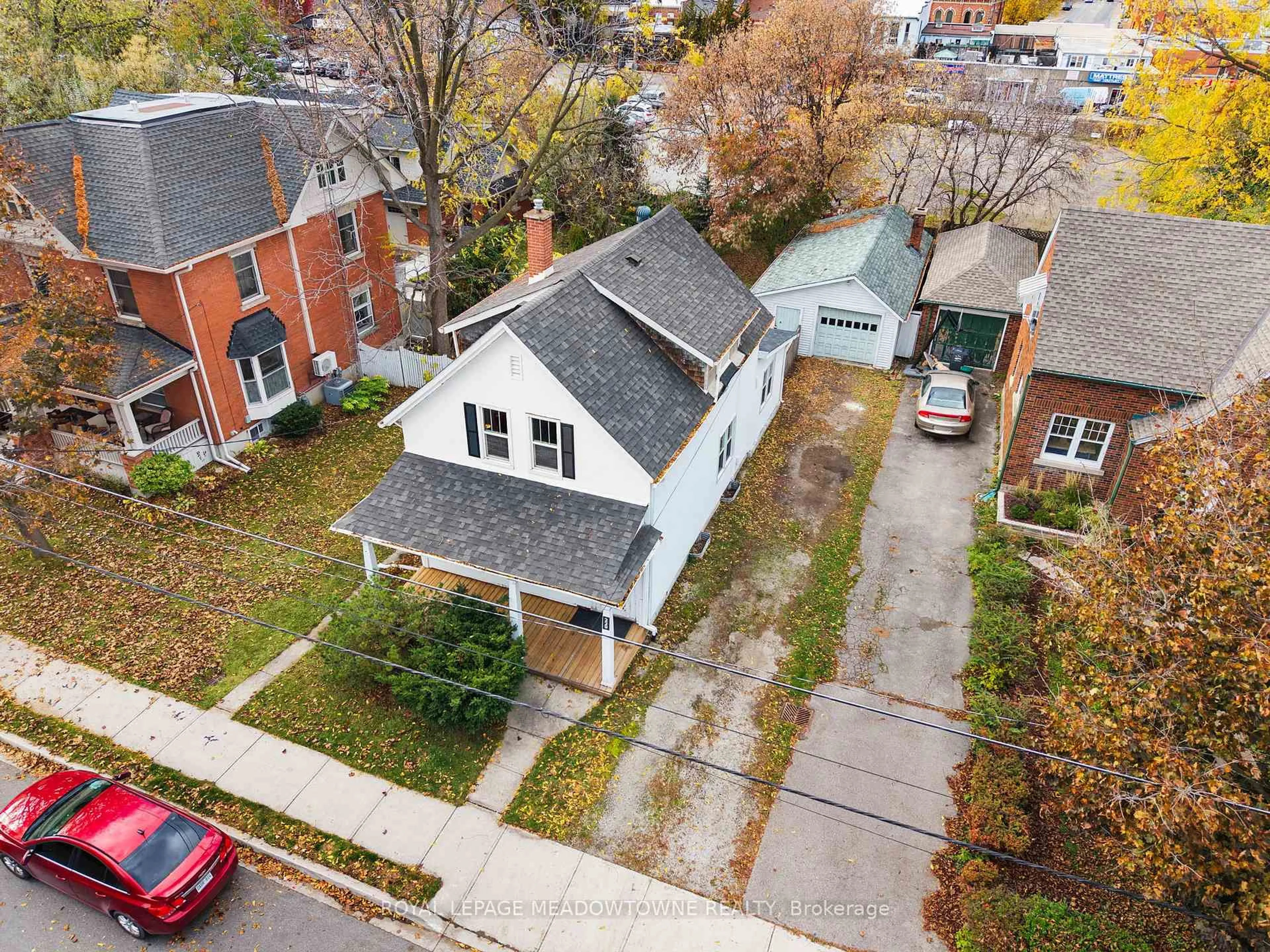 A pic from outside/outdoor area/front of a property/back of a property/a pic from drone, street for 229 Queen St, Milton Ontario L9T 1K3