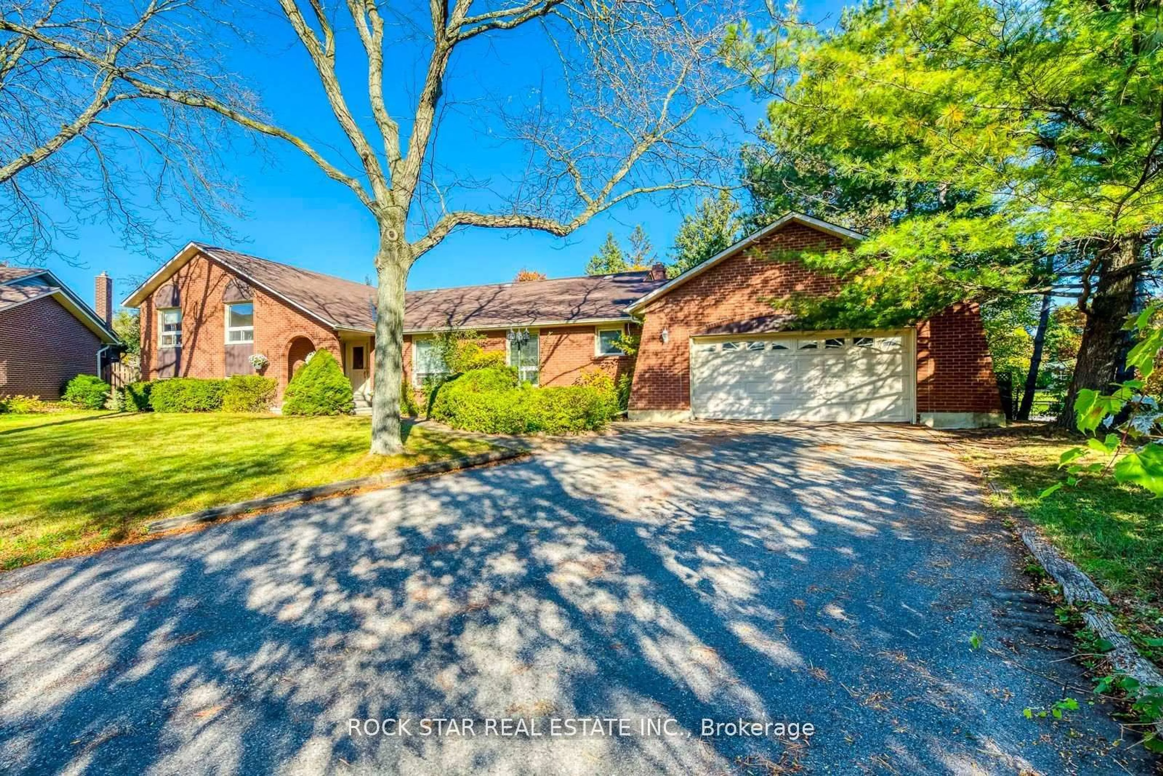 A pic from outside/outdoor area/front of a property/back of a property/a pic from drone, street for 14 Cairnmore Crt, Brampton Ontario L6Z 1T6