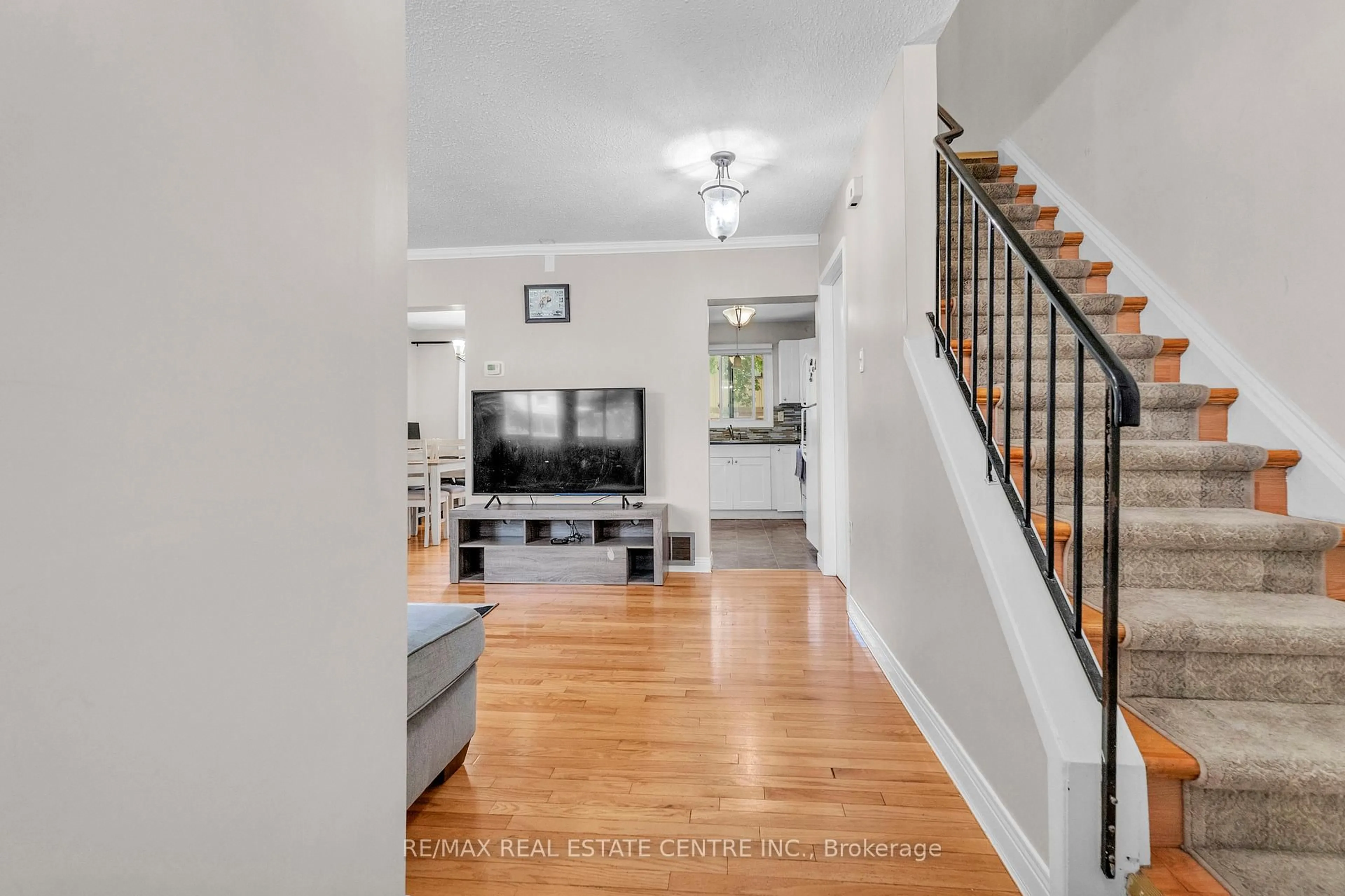 Indoor entryway for 105 Hansen Rd #102, Brampton Ontario L6V 3C9