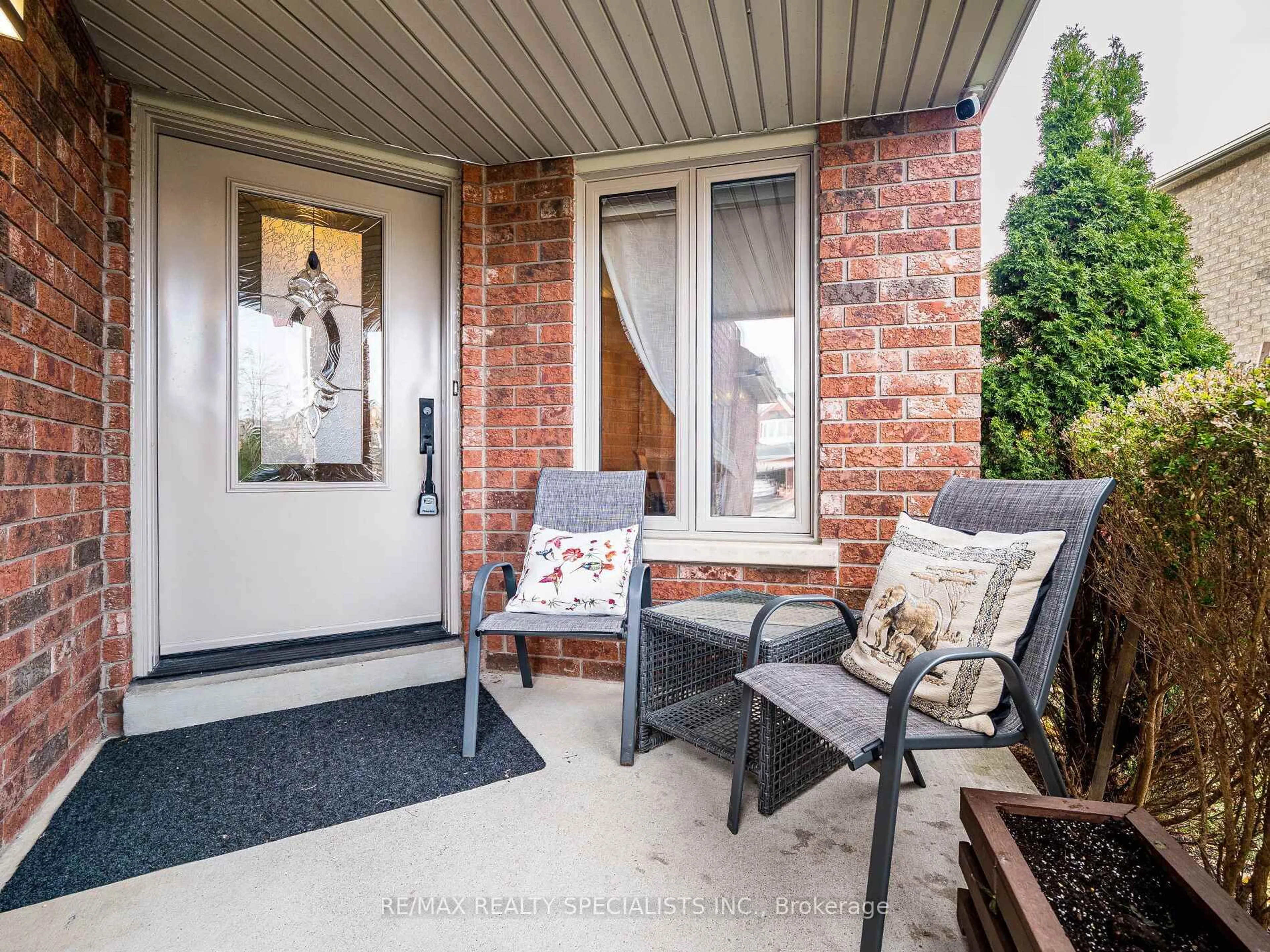 Indoor entryway for 18 Willow Park Dr, Brampton Ontario L6R 2M9
