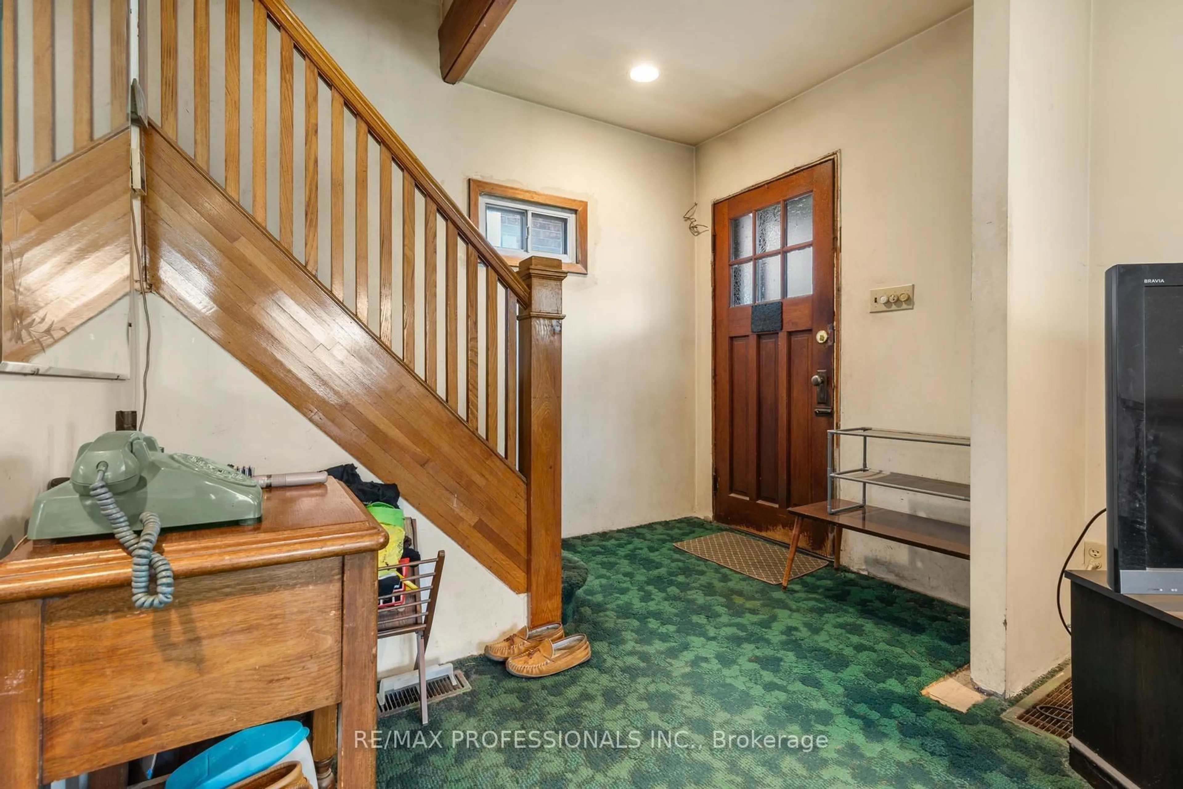 Indoor foyer for 16 Cliff St, Toronto Ontario M6N 4L6