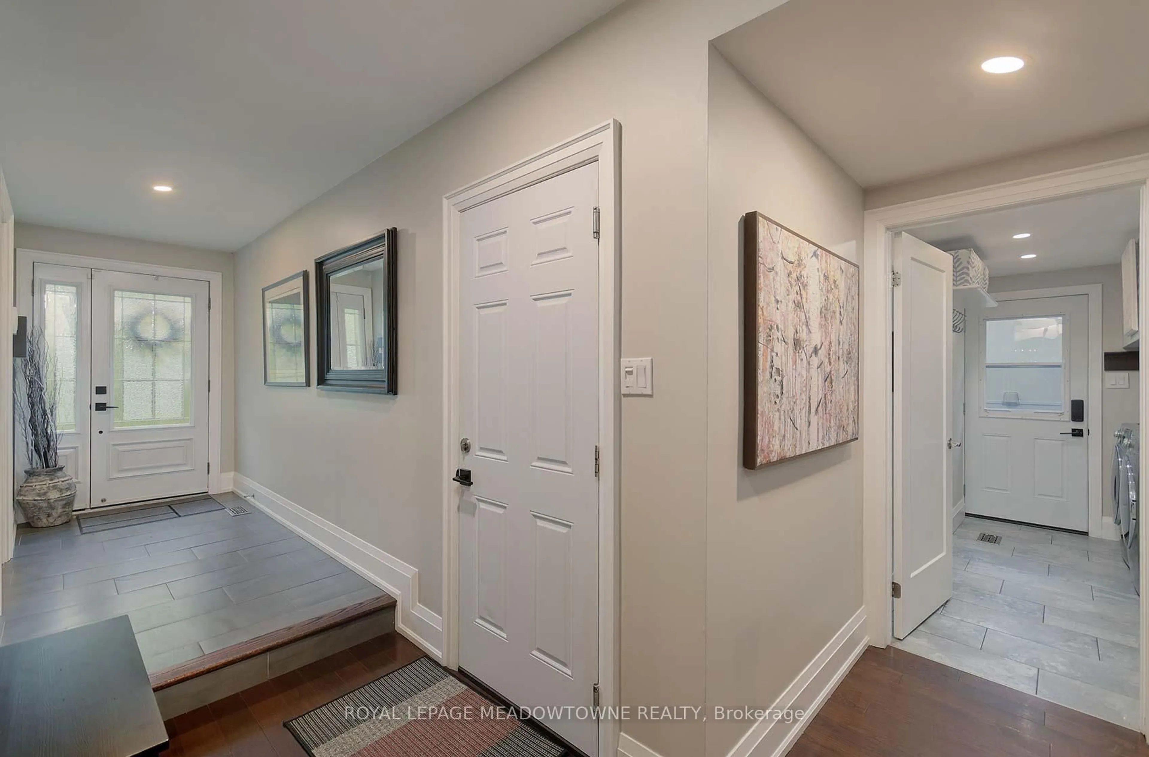 Indoor entryway for 2818 Folkway Dr, Mississauga Ontario L5L 2H9