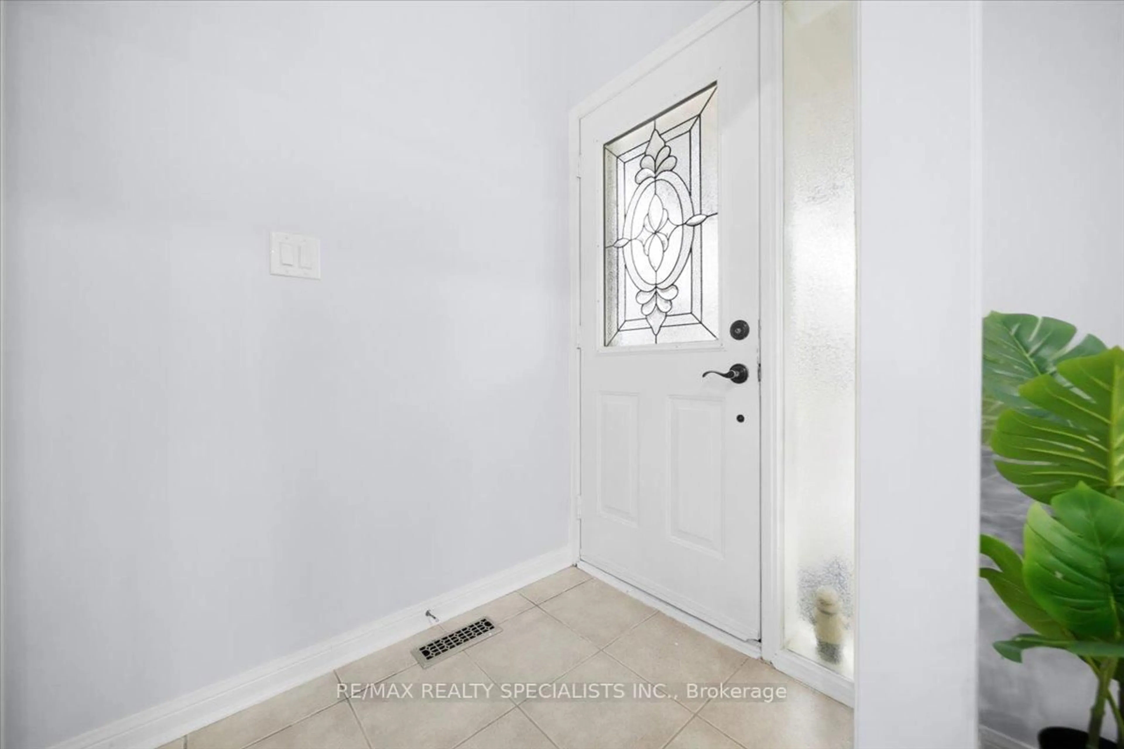 Indoor entryway for 28 Redcastle St, Brampton Ontario L7A 1Y5