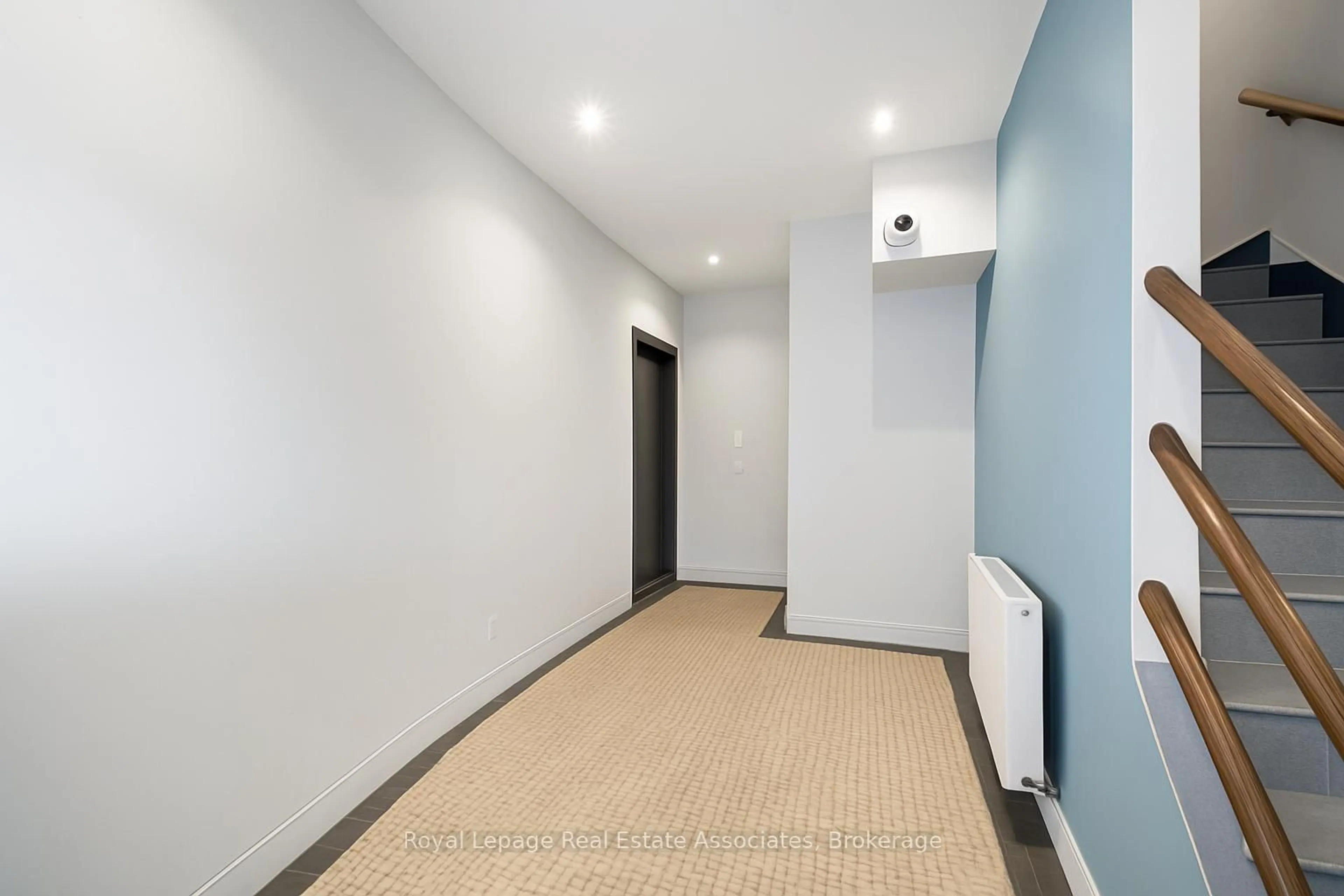 Indoor foyer for 531 Runnymede Rd, Toronto Ontario M6S 2Z8