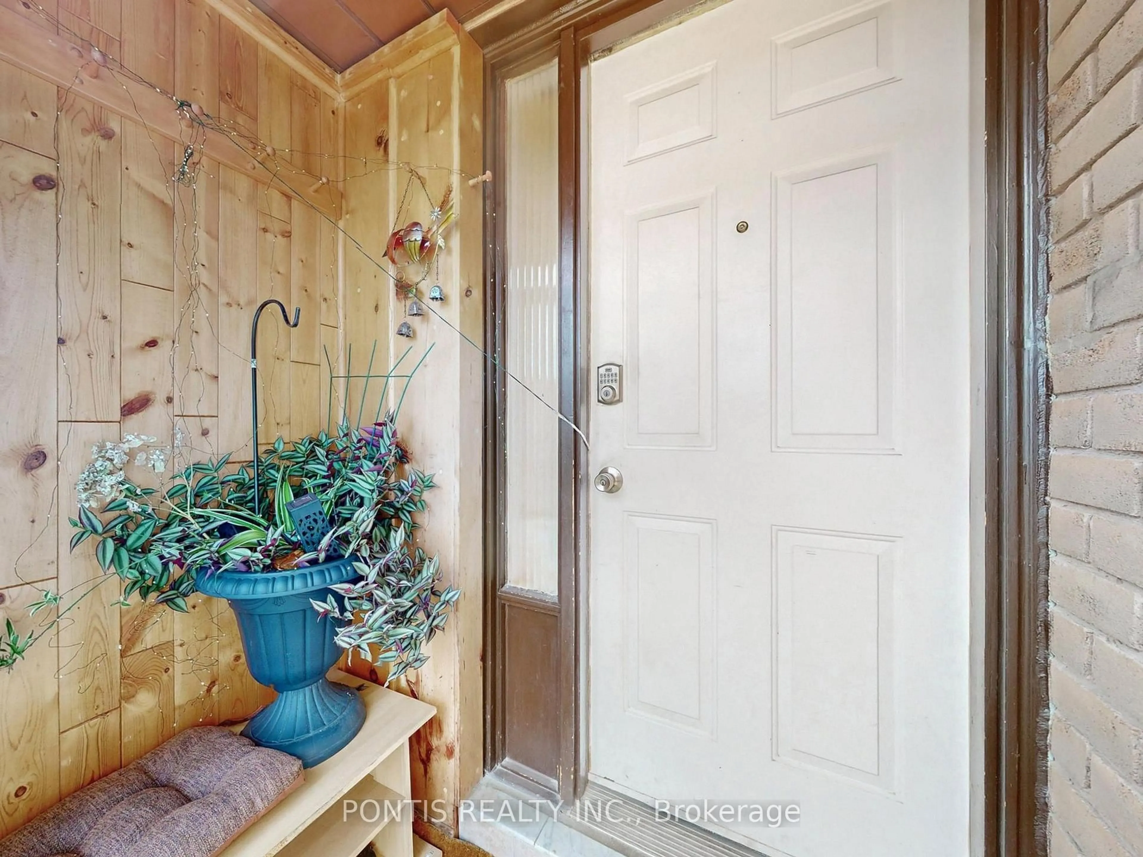 Indoor entryway for 140 CUTTERS Cres, Brampton Ontario L6Y 4M2