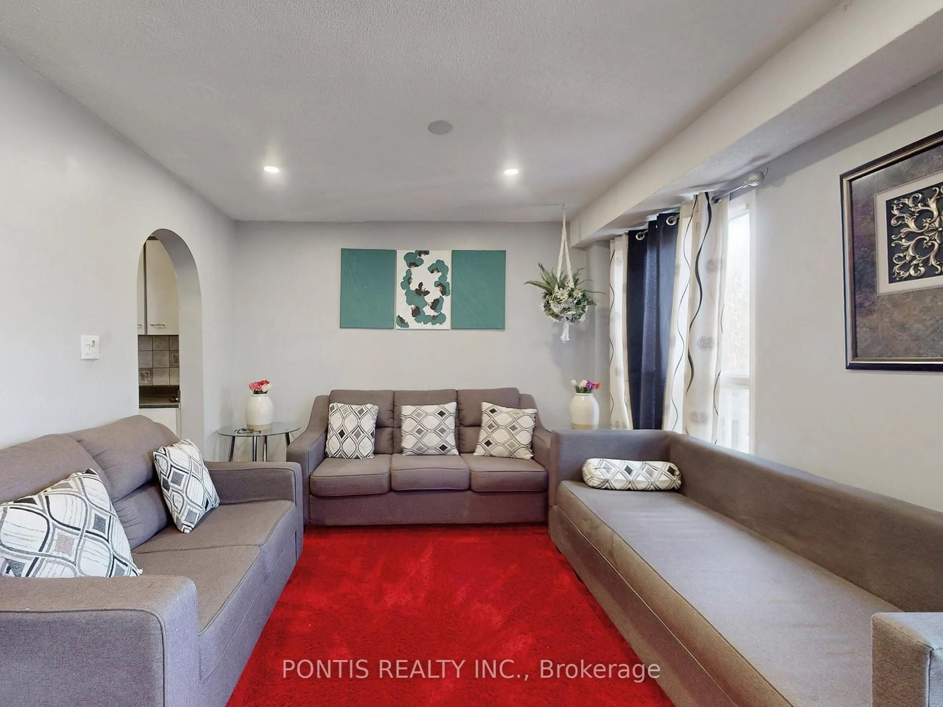 Living room with furniture, unknown for 140 CUTTERS Cres, Brampton Ontario L6Y 4M2