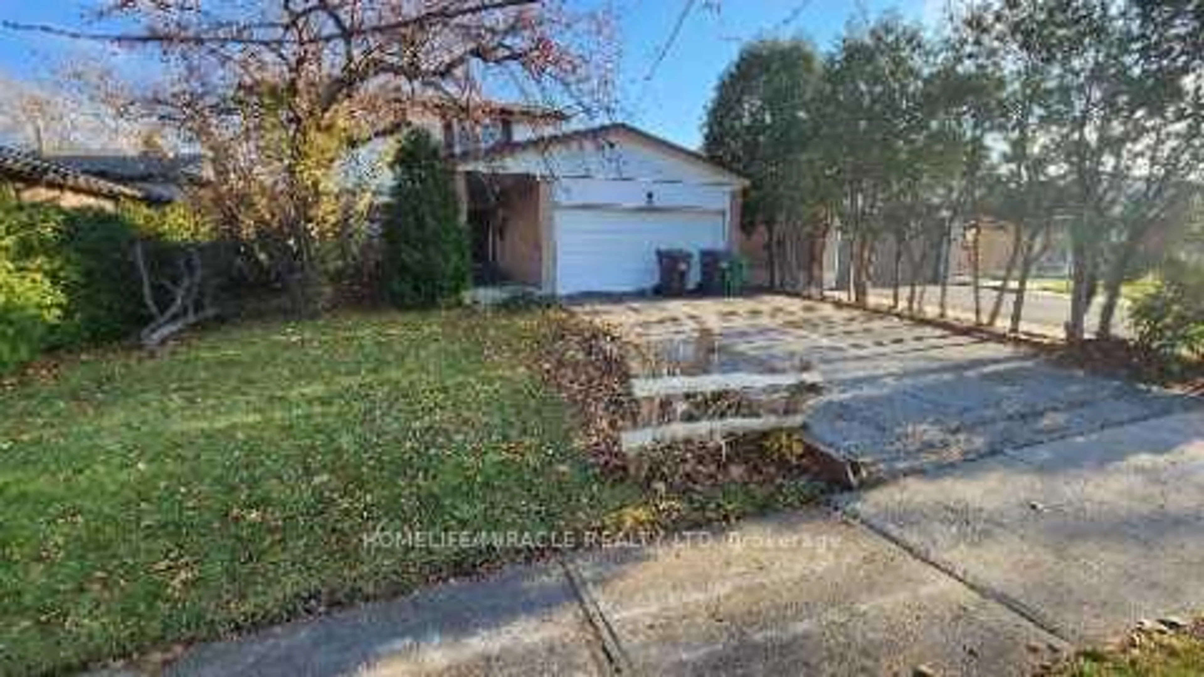 A pic from outside/outdoor area/front of a property/back of a property/a pic from drone, street for 3052 Coral Dr, Mississauga Ontario L4T 1Z3