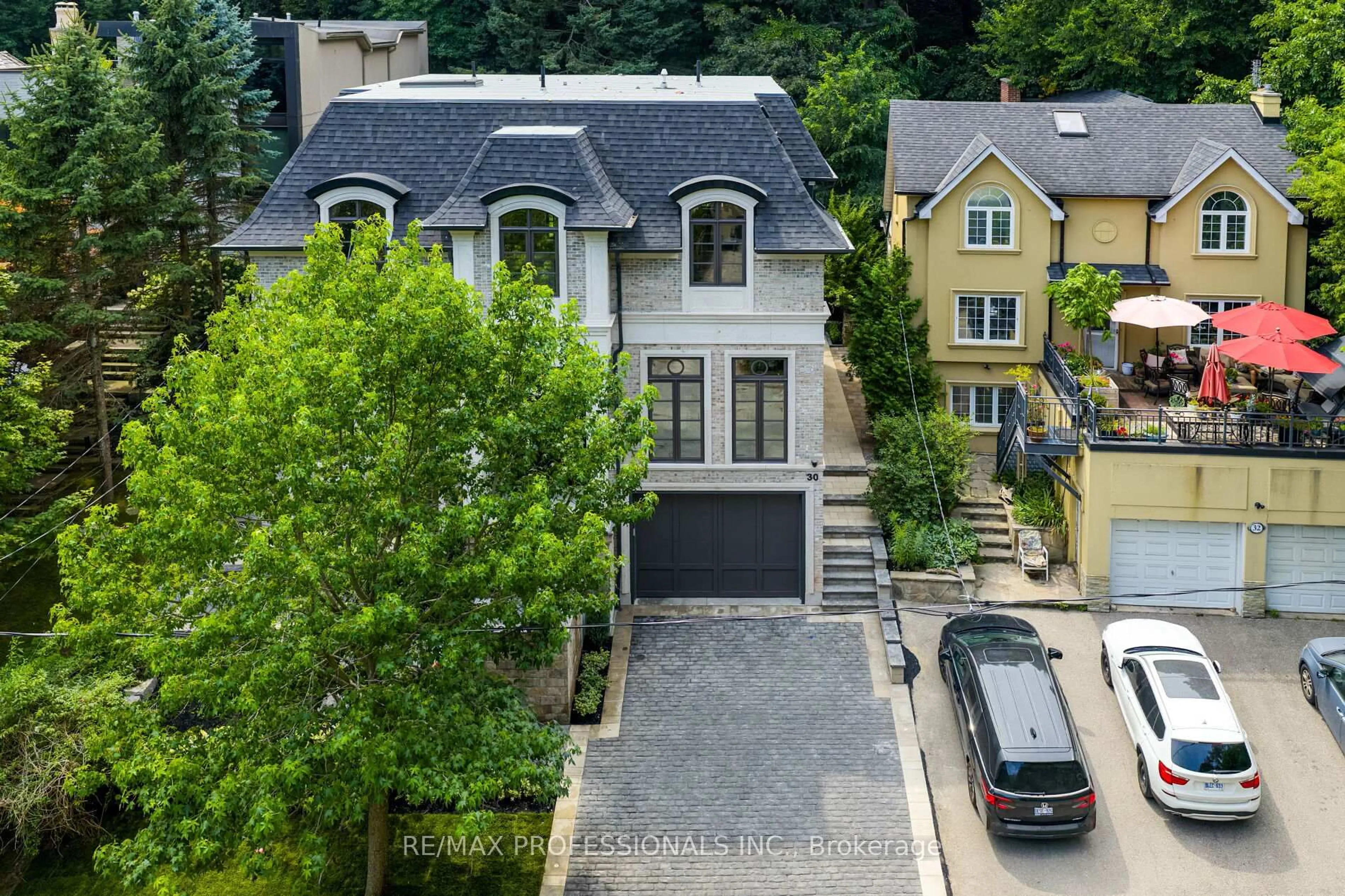 A pic from outside/outdoor area/front of a property/back of a property/a pic from drone, street for 30 Dacre Cres, Toronto Ontario M6S 2W1
