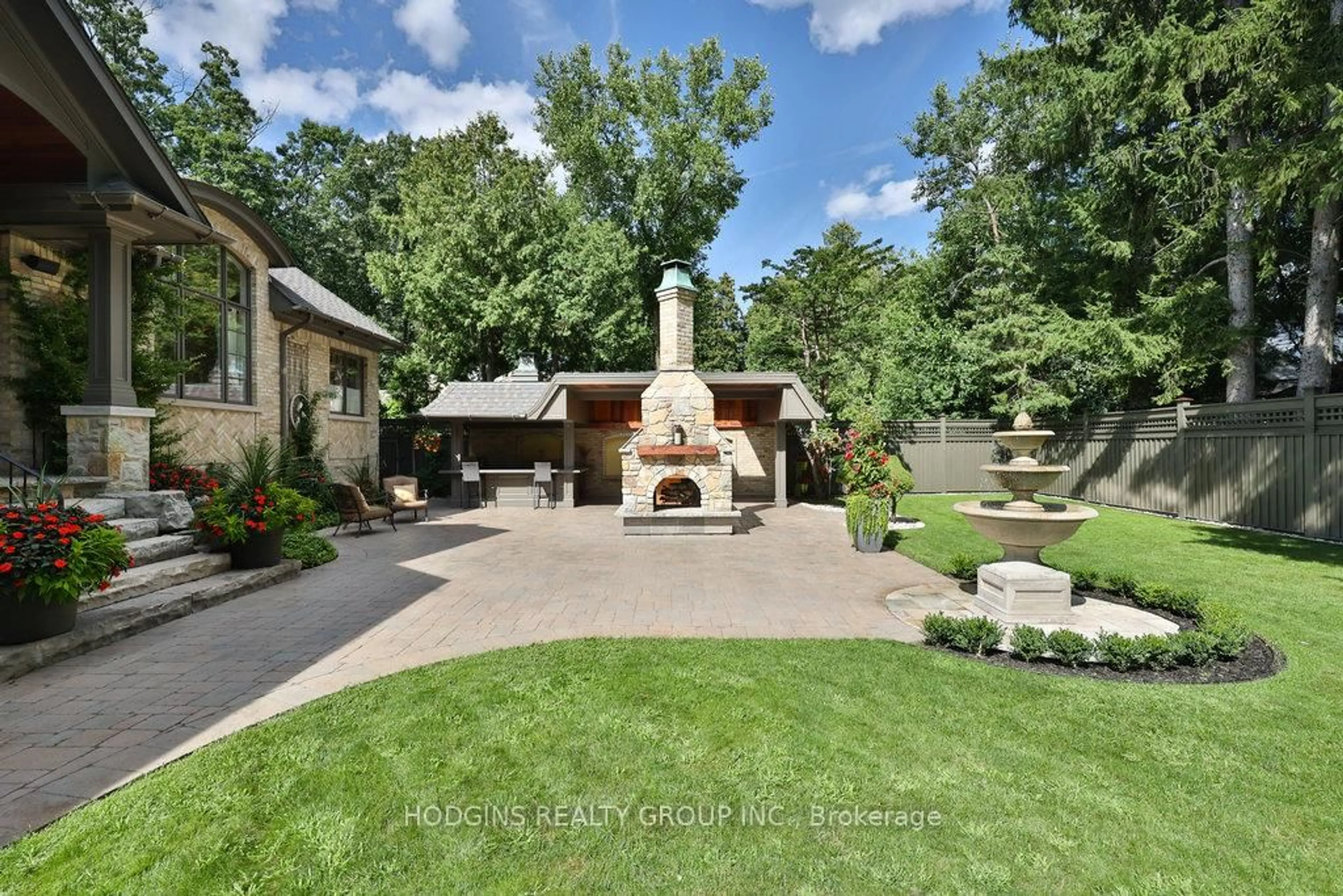 Patio, street for 158 Harborn Tr, Mississauga Ontario L5B 1A8