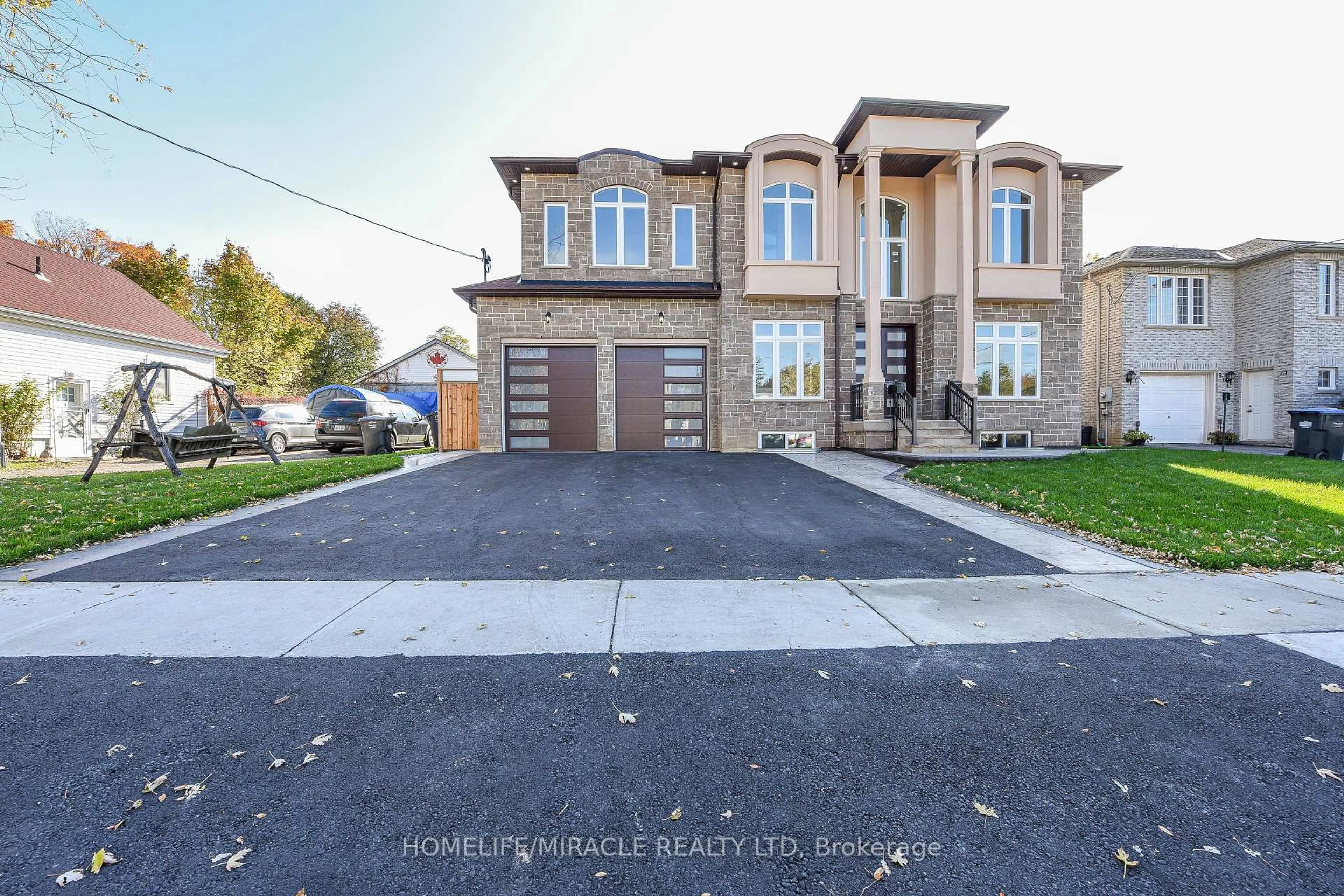 Home with brick exterior material, street for 11 Hillcrest Ave, Brampton Ontario L6W 1Y7