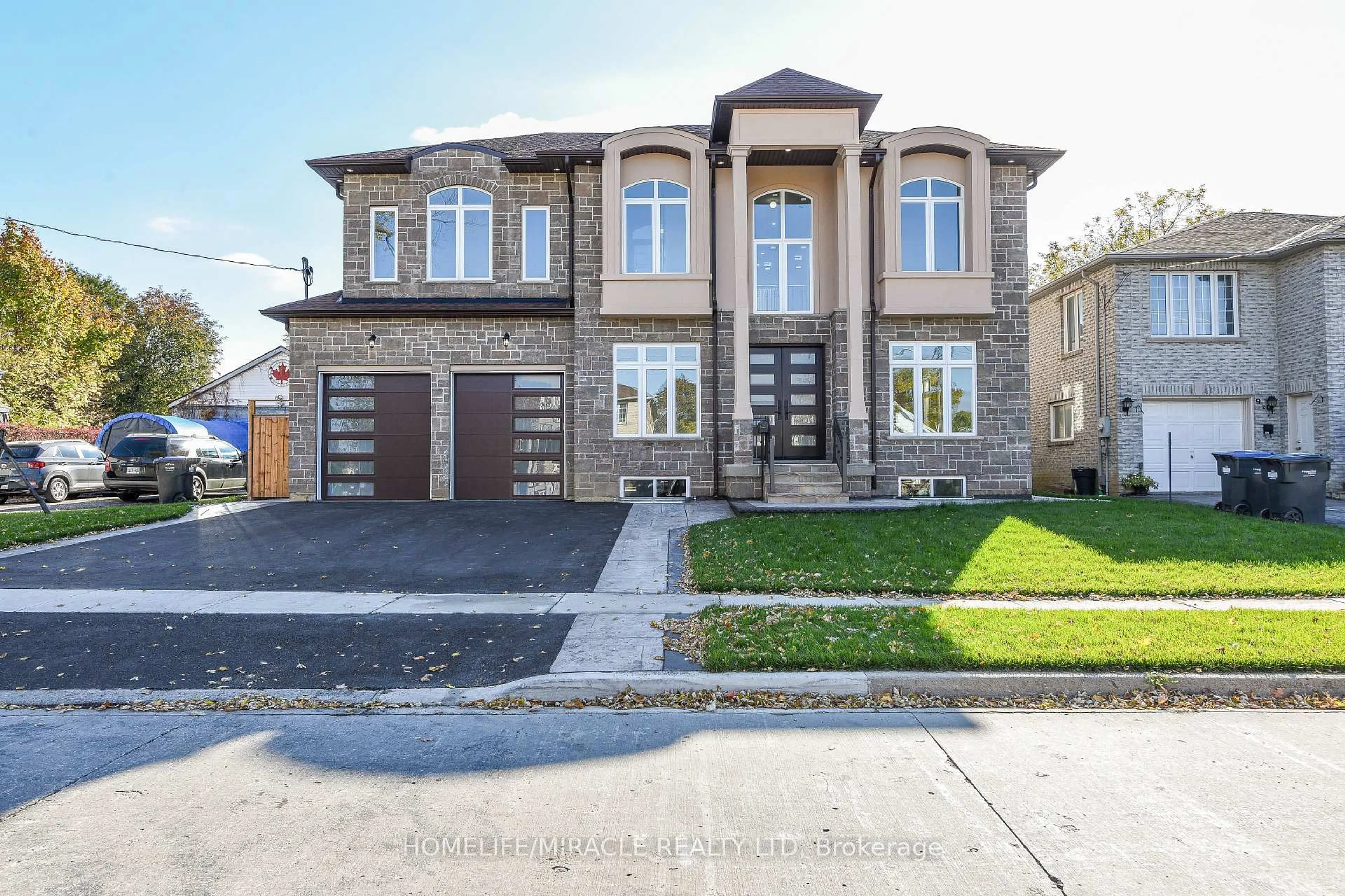 Home with brick exterior material, street for 11 Hillcrest Ave, Brampton Ontario L6W 1Y7