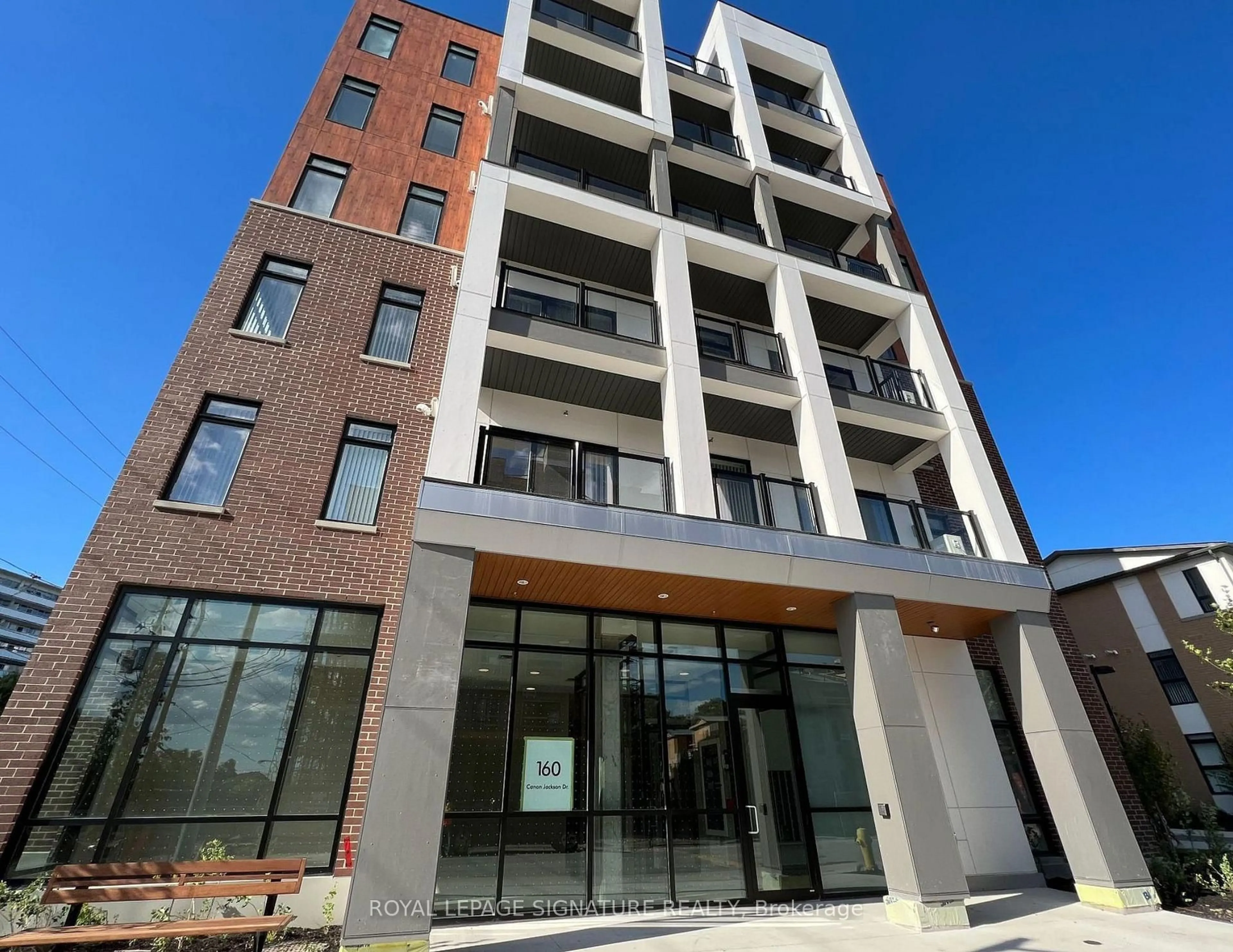 Indoor foyer for 160 Canon Jackson Dr #A105, Toronto Ontario M6M 0B6