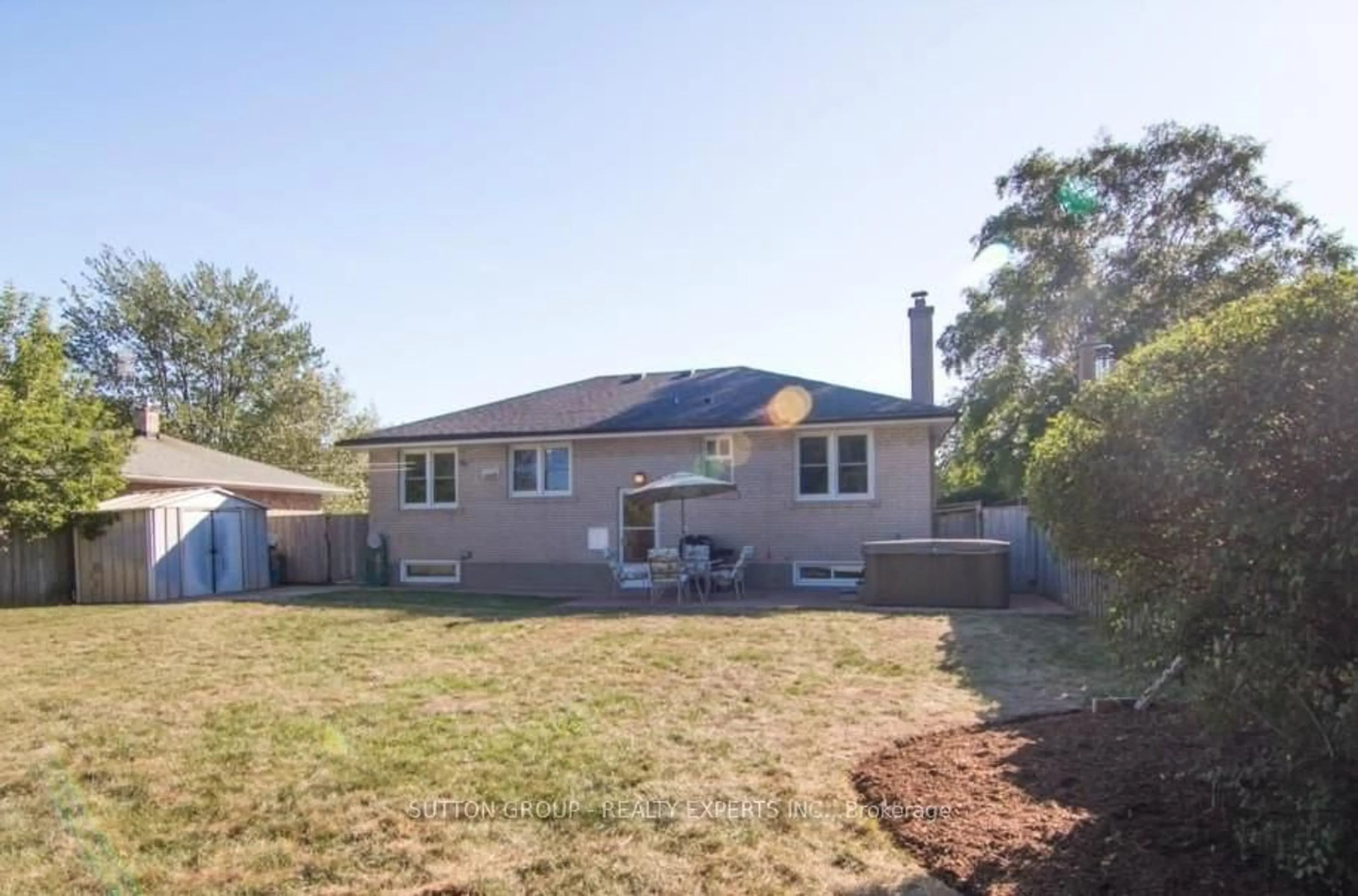 A pic from outside/outdoor area/front of a property/back of a property/a pic from drone, unknown for 543 Taplow Cres, Oakville Ontario L6L 4V9