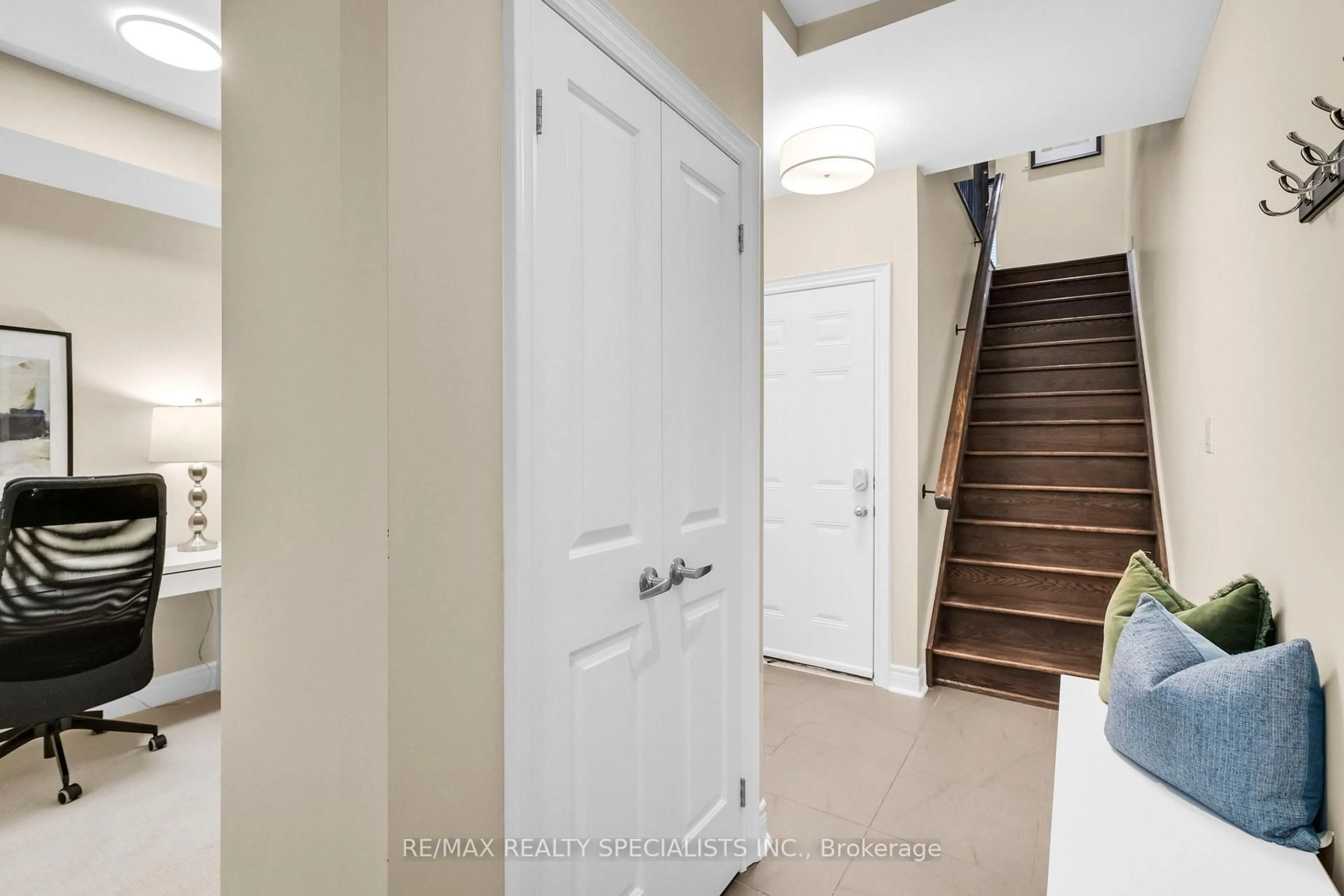 Indoor entryway for 1812 Burnhamthorpe Rd #80, Mississauga Ontario L4X 0A3