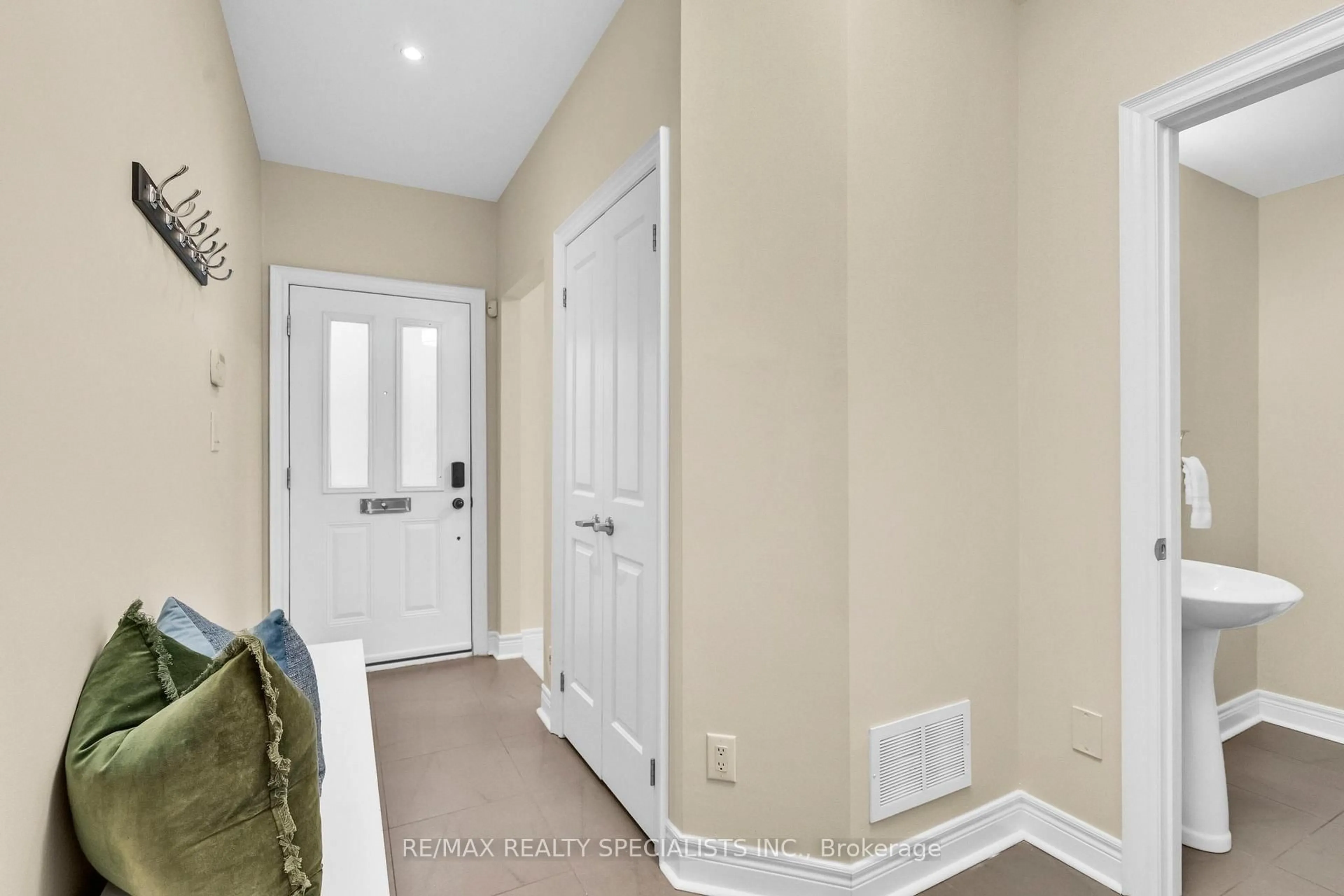 Indoor entryway for 1812 Burnhamthorpe Rd #80, Mississauga Ontario L4X 0A3