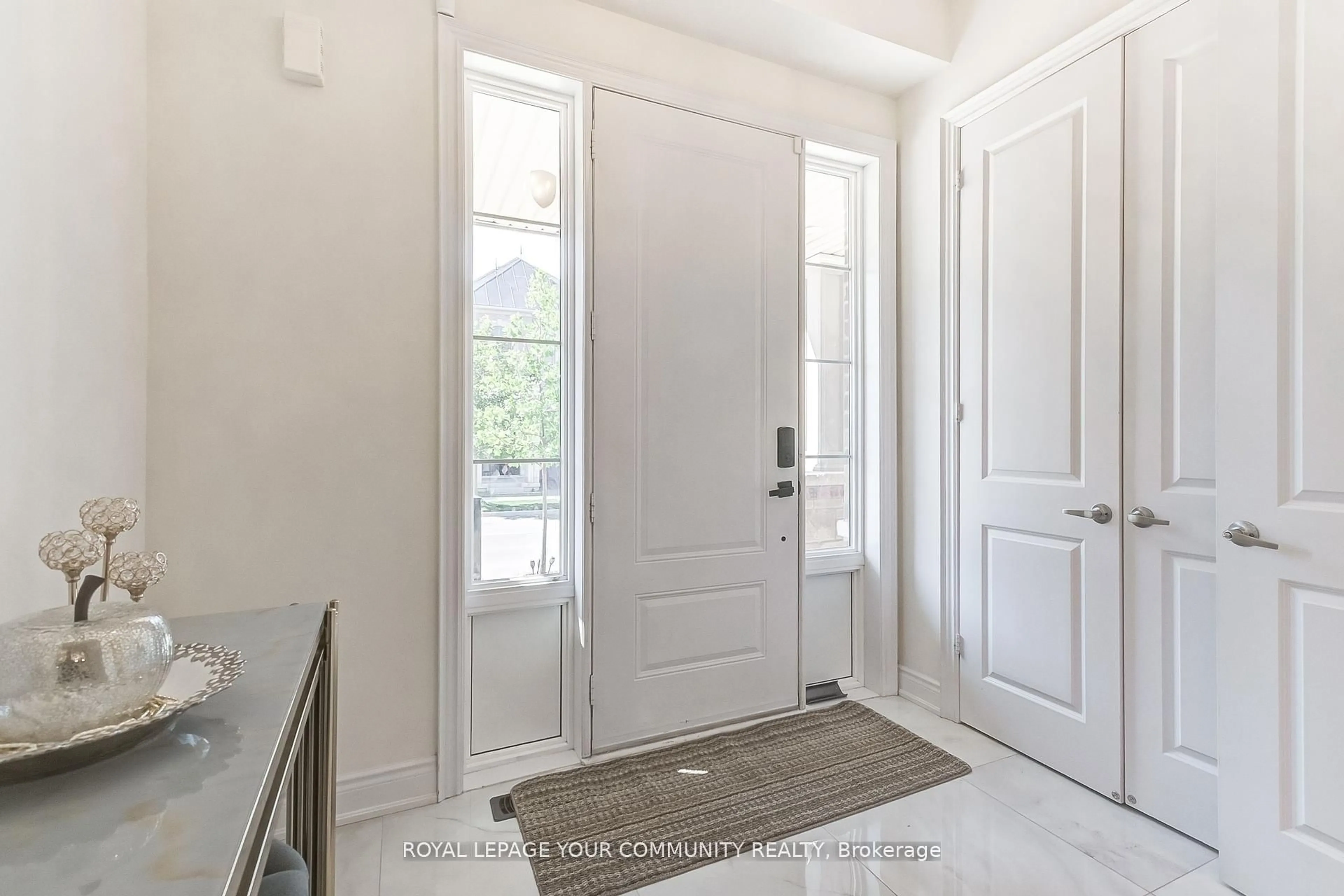 Indoor entryway for 30 Marvin Ave, Oakville Ontario L6H 0Z8