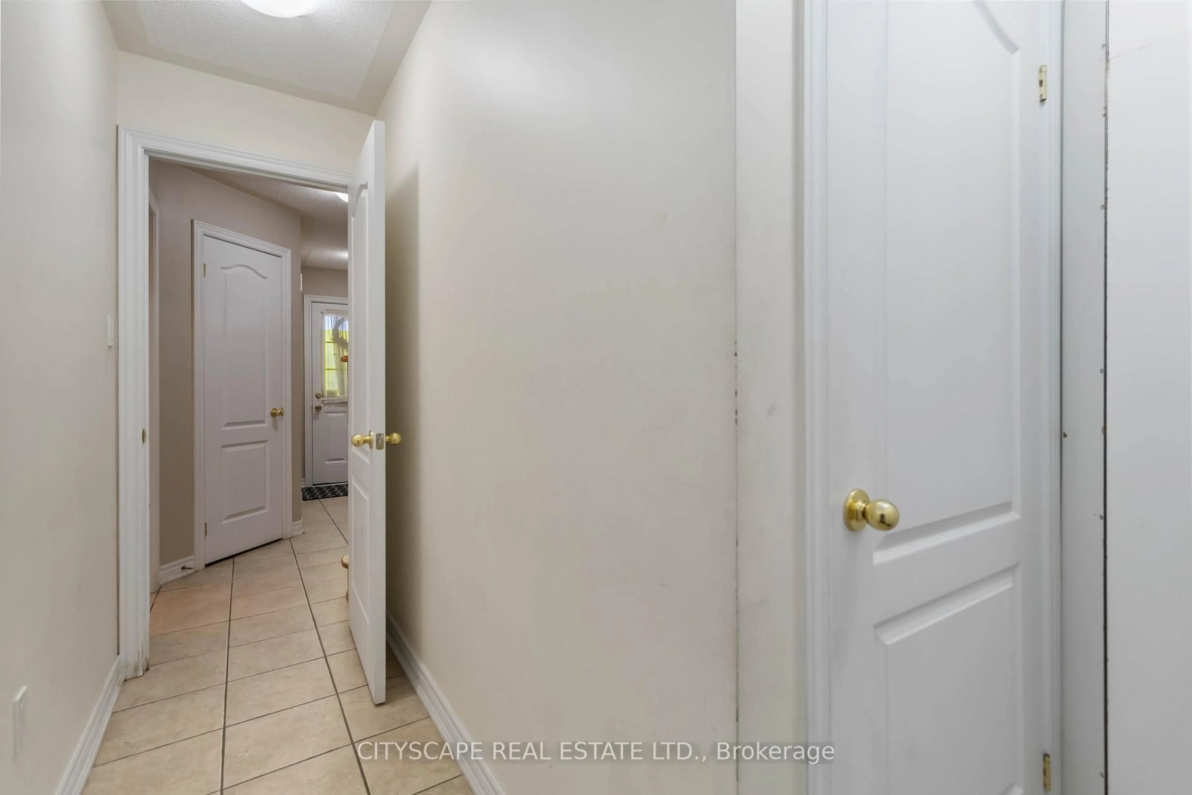 Indoor entryway for 40 Peach Dr, Brampton Ontario L6R 0W6