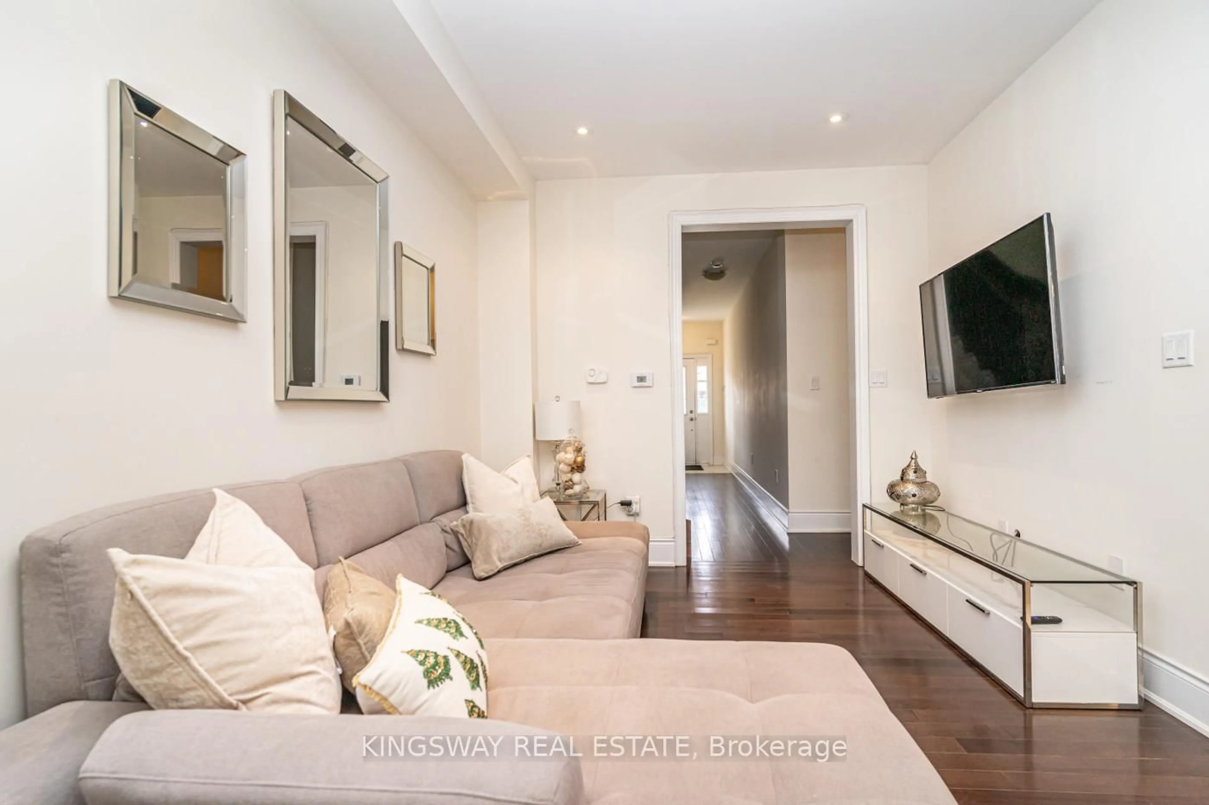 Living room with furniture, wood/laminate floor for 3670 Banff Crt, Mississauga Ontario L5N 7A2