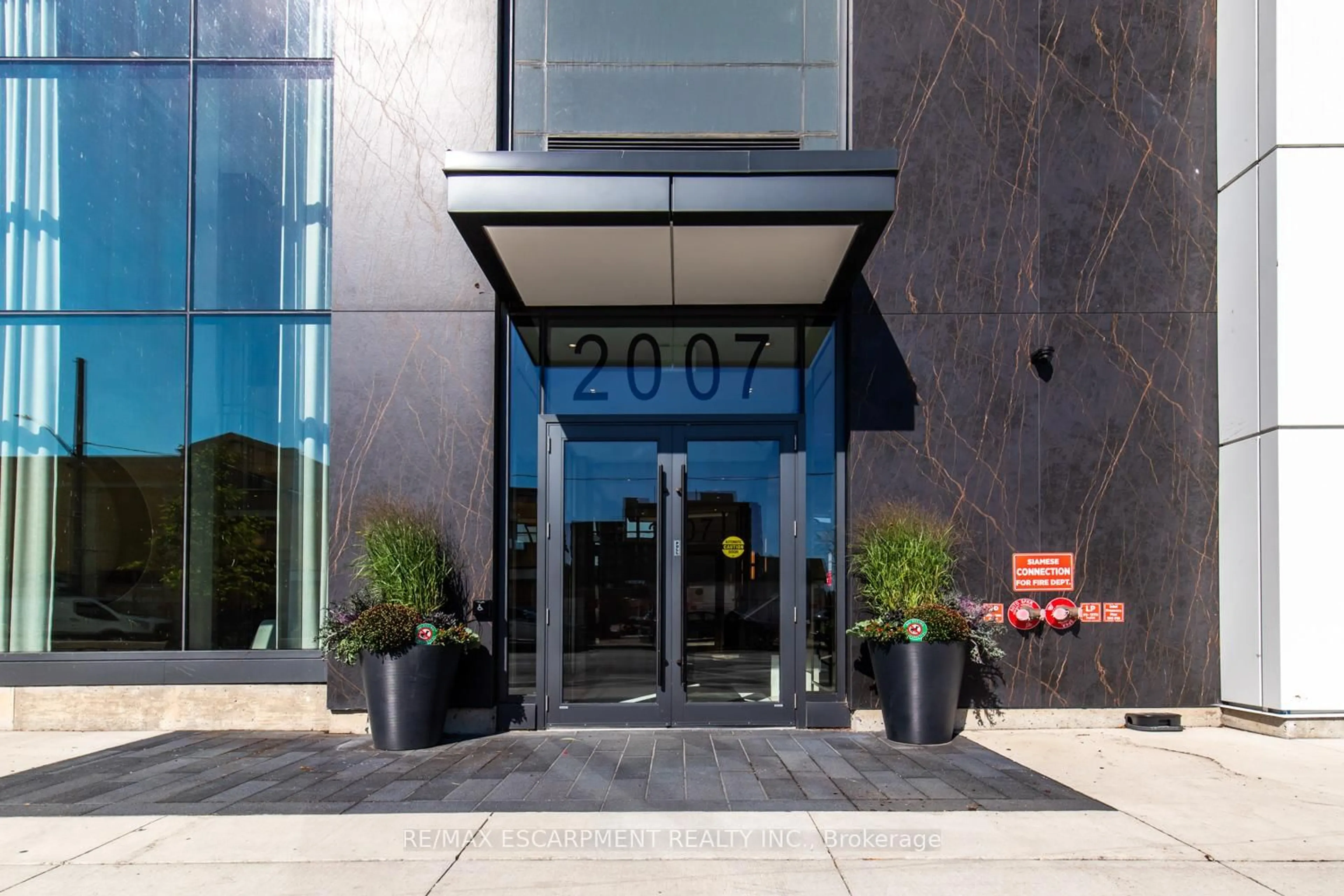 Indoor foyer for 2007 James St #2102, Burlington Ontario L7R 0G7