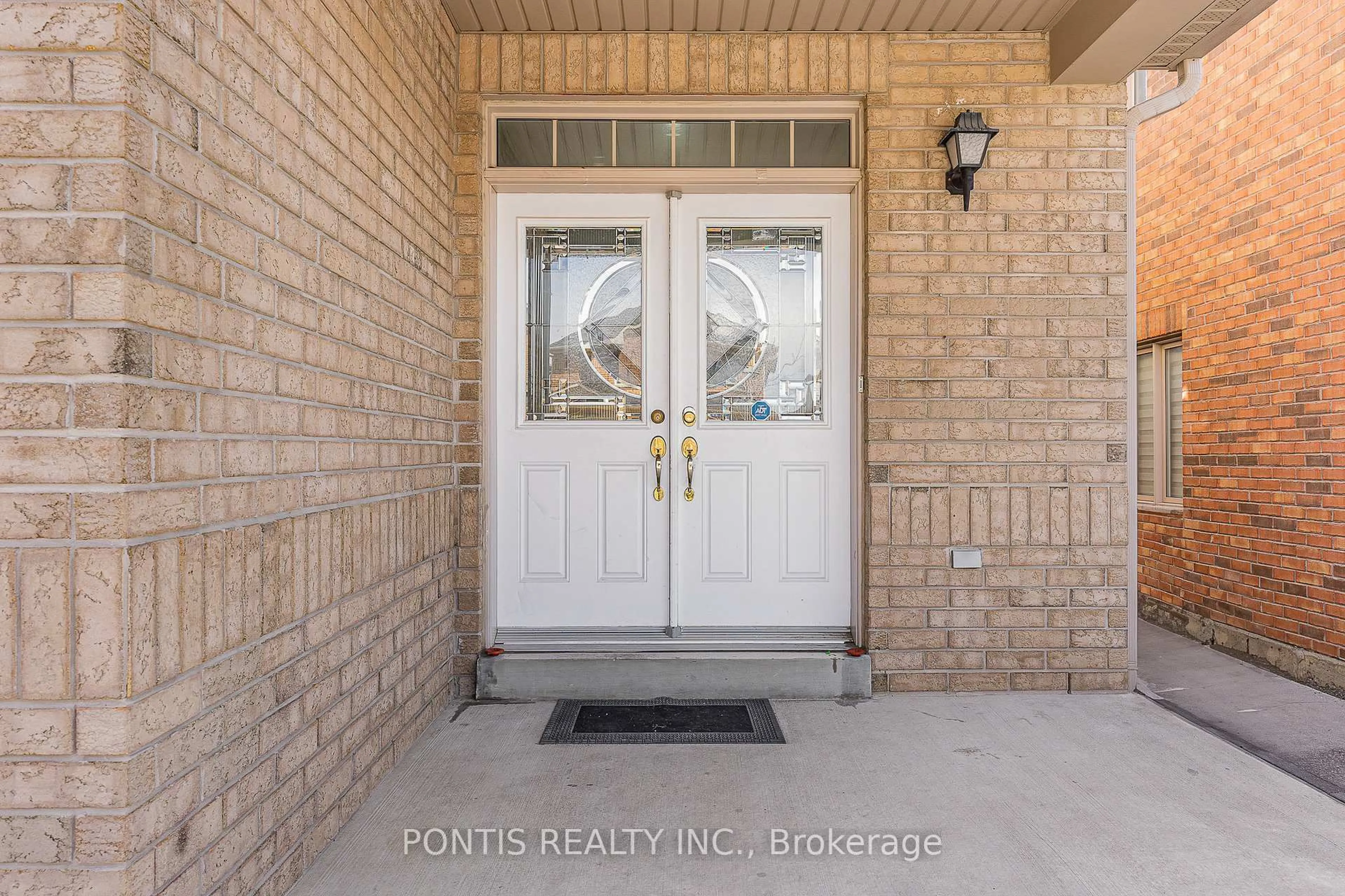 Indoor entryway for 72 Vanwood Cres, Brampton Ontario L6P 2X3