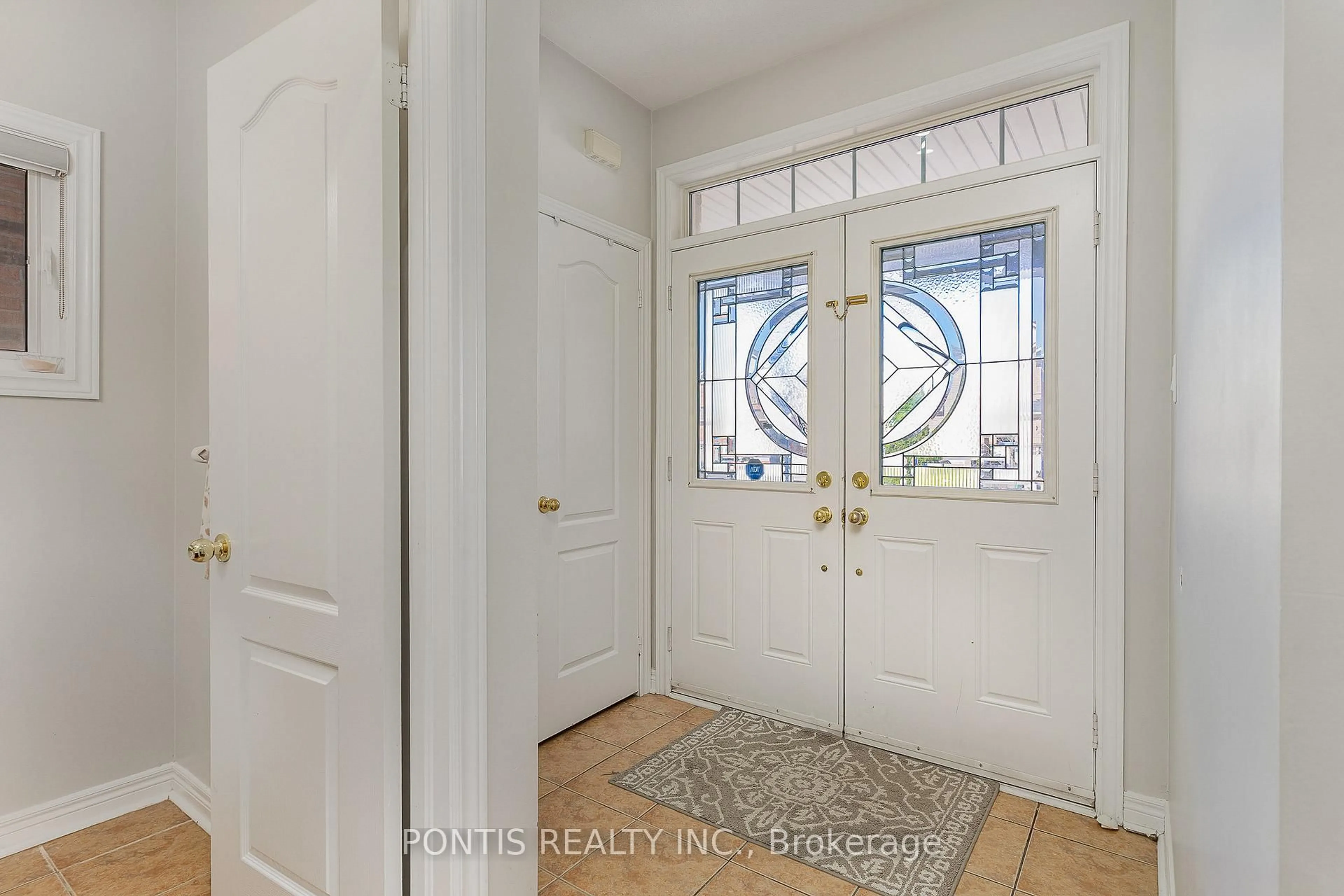 Indoor entryway for 72 Vanwood Cres, Brampton Ontario L6P 2X3