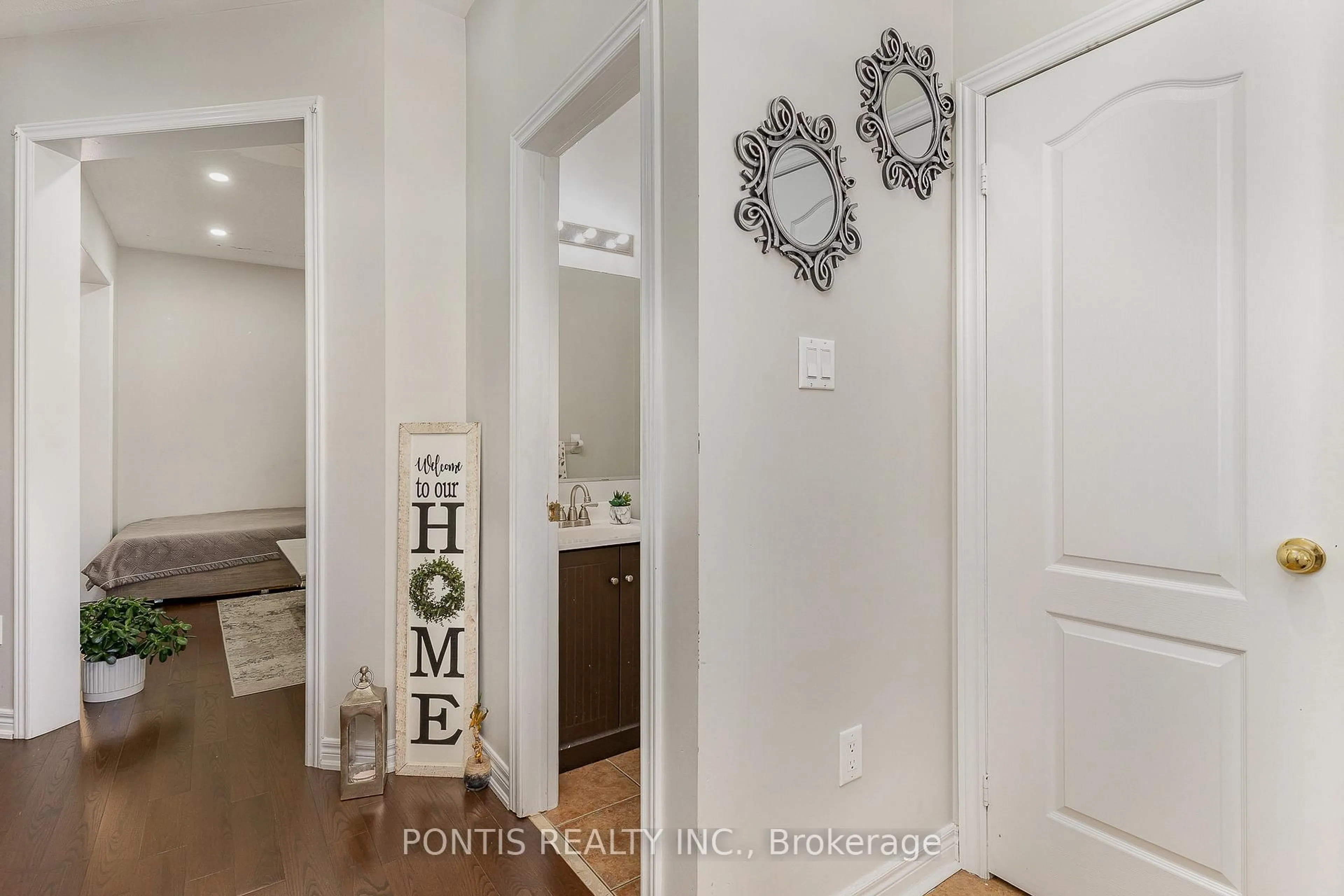 Indoor entryway for 72 Vanwood Cres, Brampton Ontario L6P 2X3