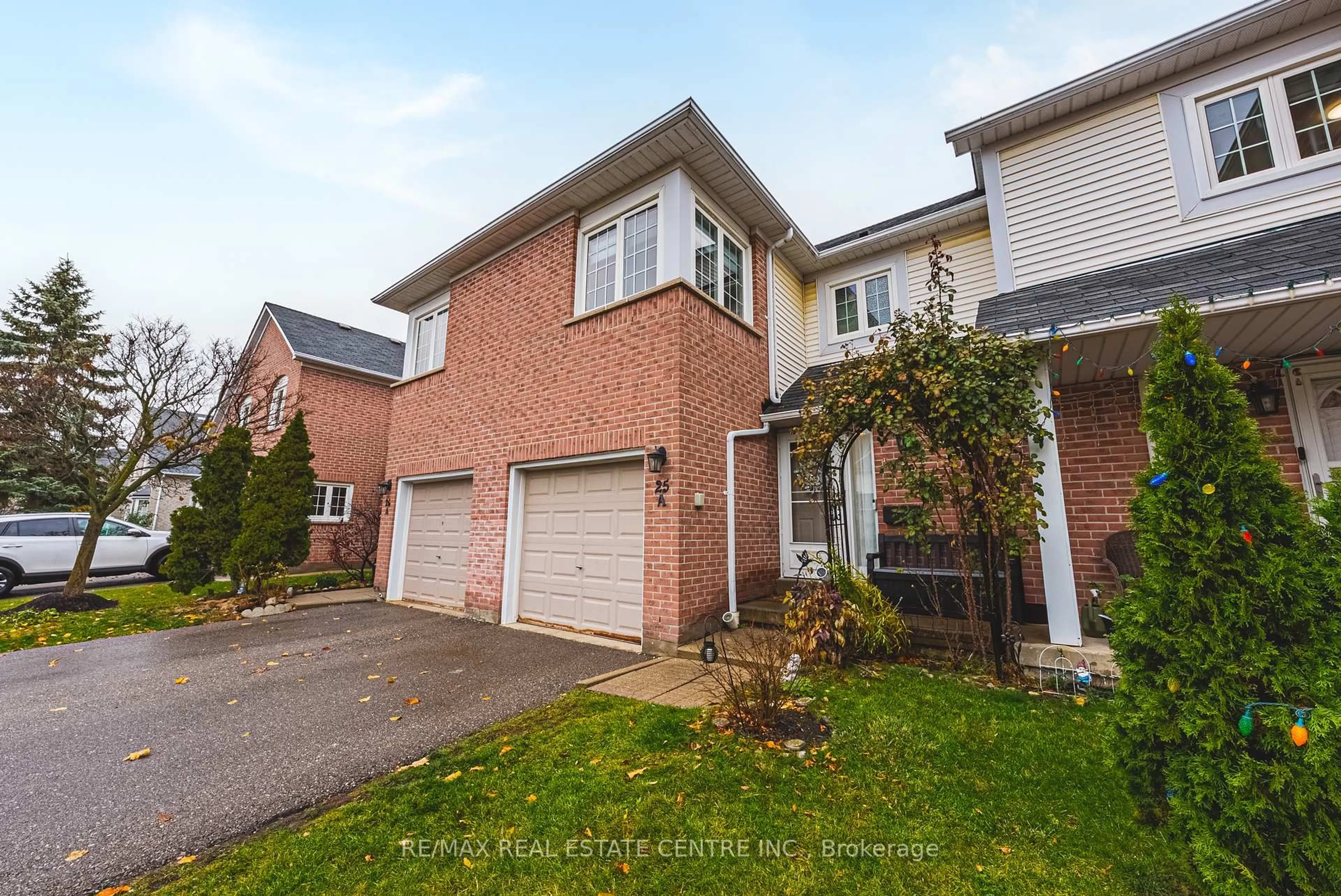 A pic from outside/outdoor area/front of a property/back of a property/a pic from drone, street for 5205 Glen Erin Dr #25A, Mississauga Ontario L5M 5N6