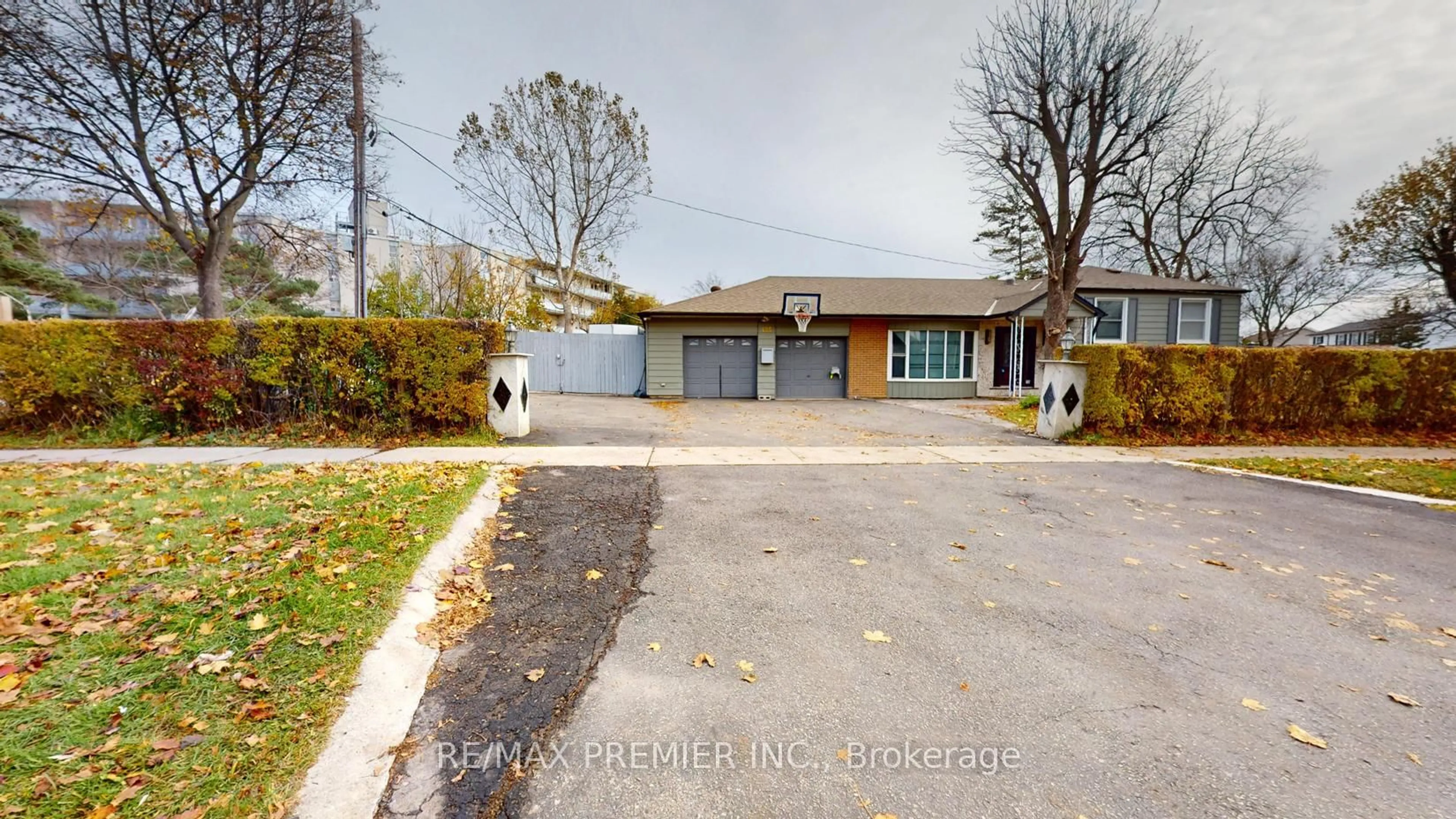 A pic from outside/outdoor area/front of a property/back of a property/a pic from drone, street for 425 Balmoral Dr, Brampton Ontario L6T 1W1