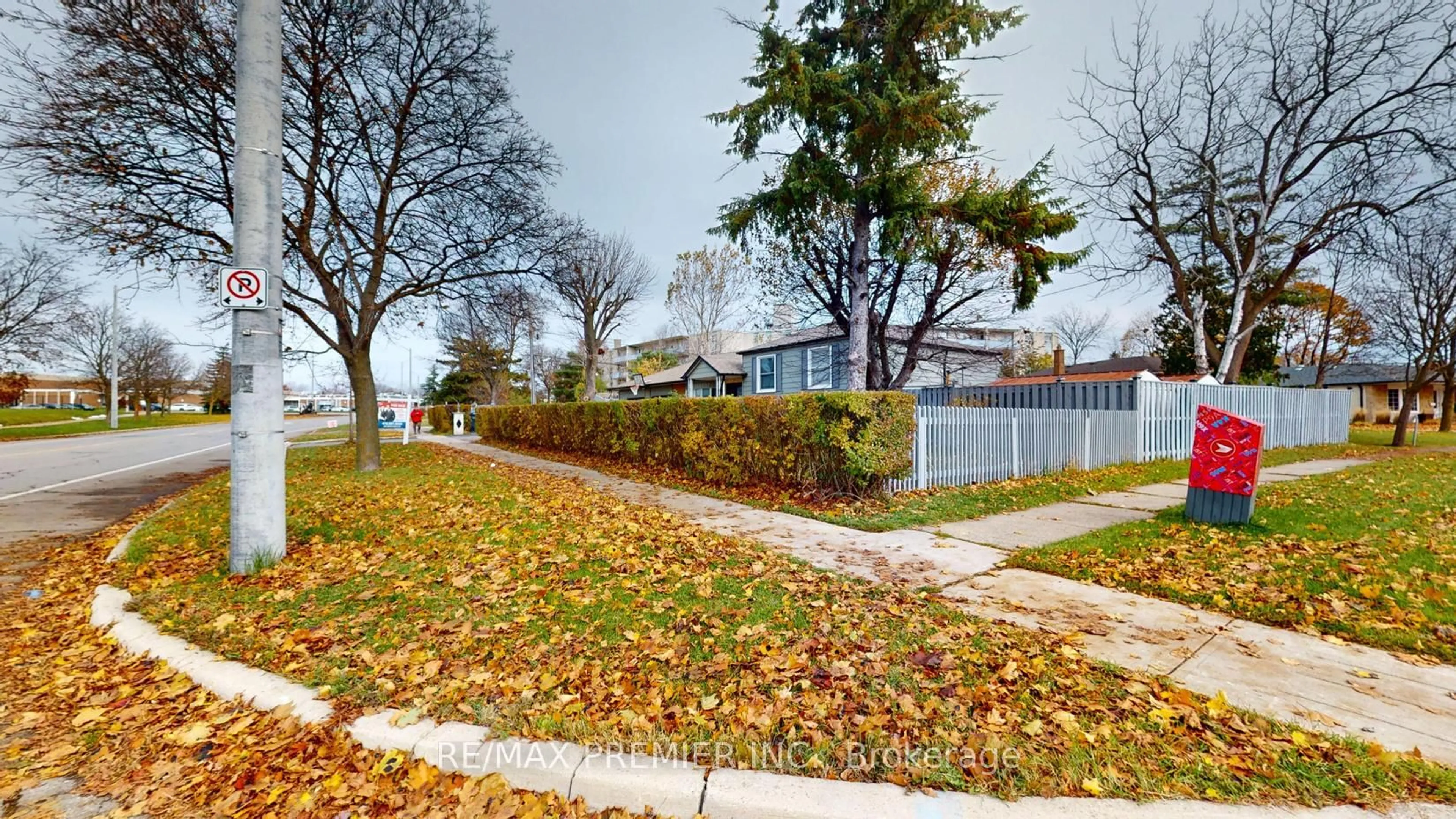 A pic from outside/outdoor area/front of a property/back of a property/a pic from drone, street for 425 Balmoral Dr, Brampton Ontario L6T 1W1