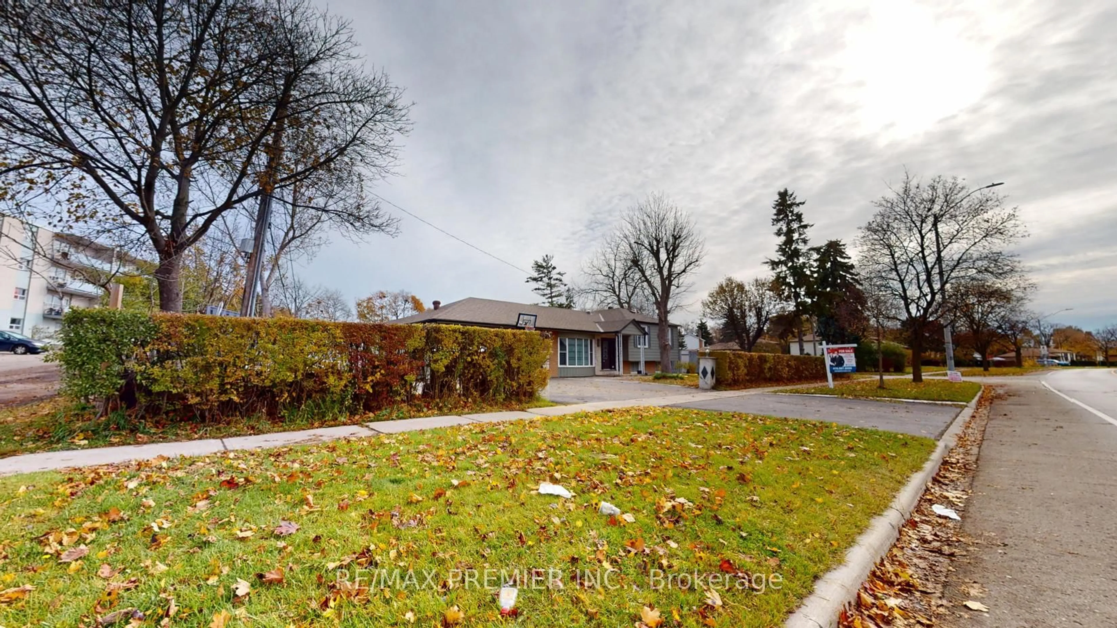A pic from outside/outdoor area/front of a property/back of a property/a pic from drone, street for 425 Balmoral Dr, Brampton Ontario L6T 1W1