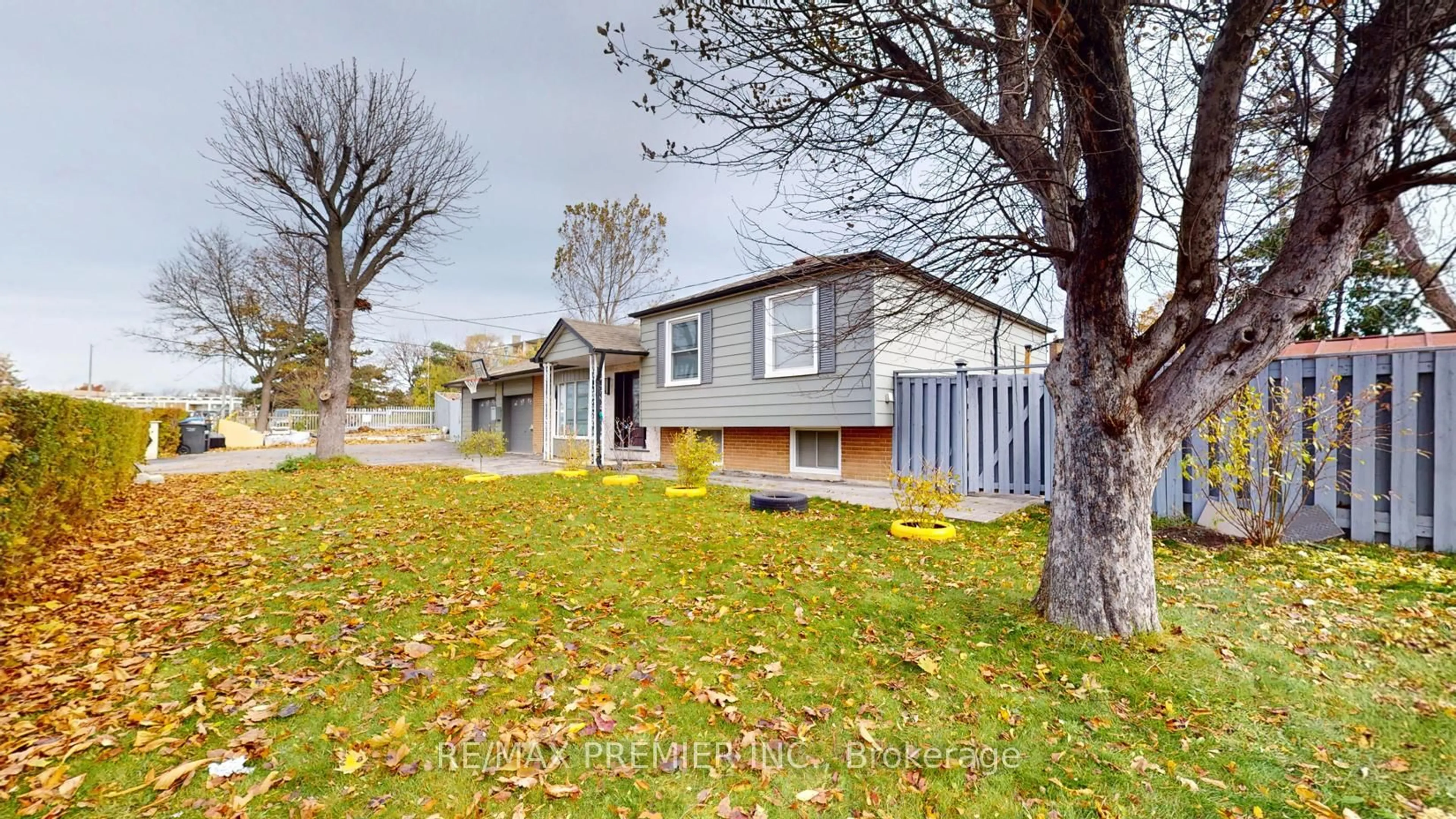 A pic from outside/outdoor area/front of a property/back of a property/a pic from drone, street for 425 Balmoral Dr, Brampton Ontario L6T 1W1