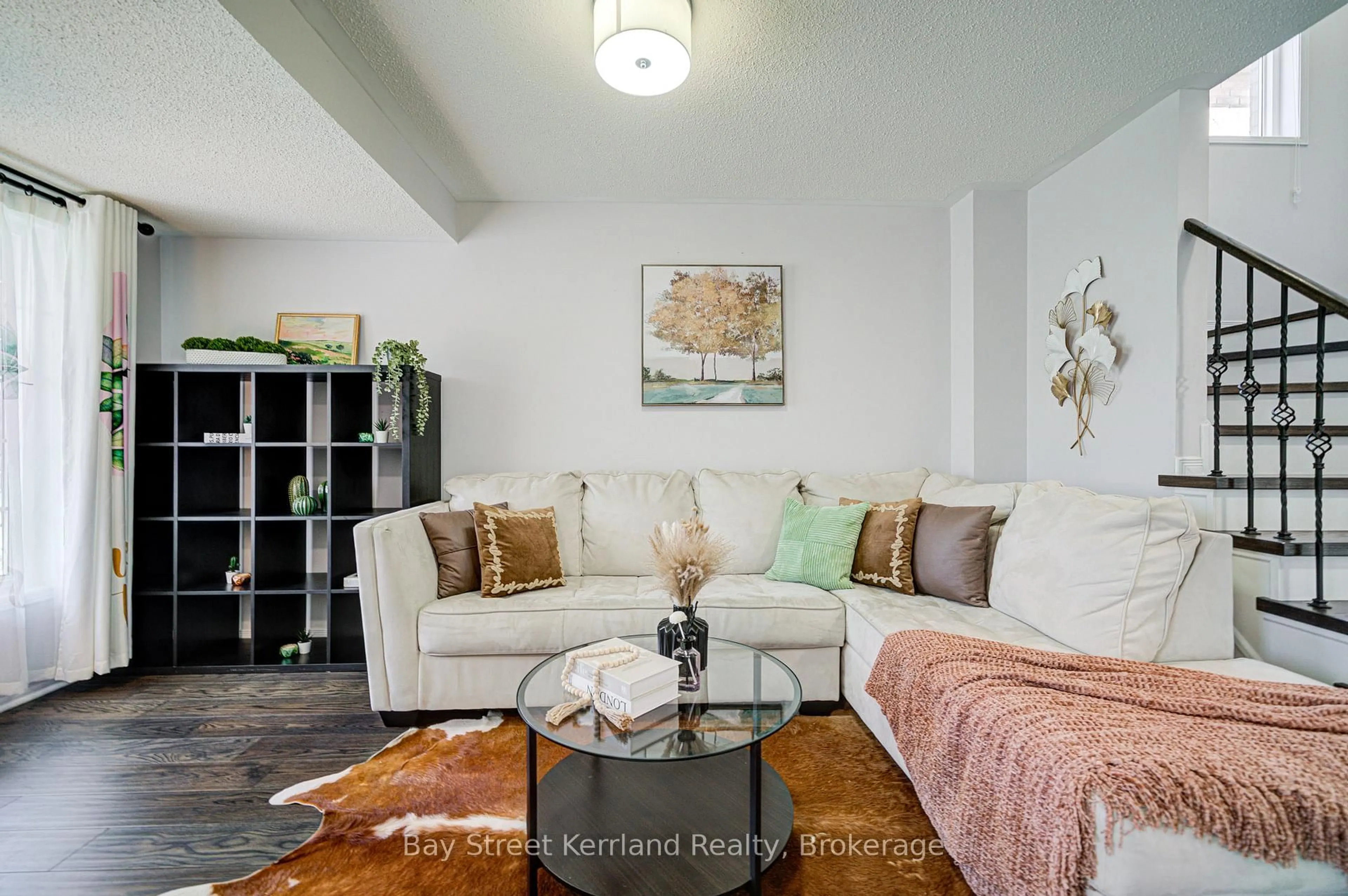 Living room with furniture, unknown for 3044 Bentley Dr, Mississauga Ontario L5M 6W2