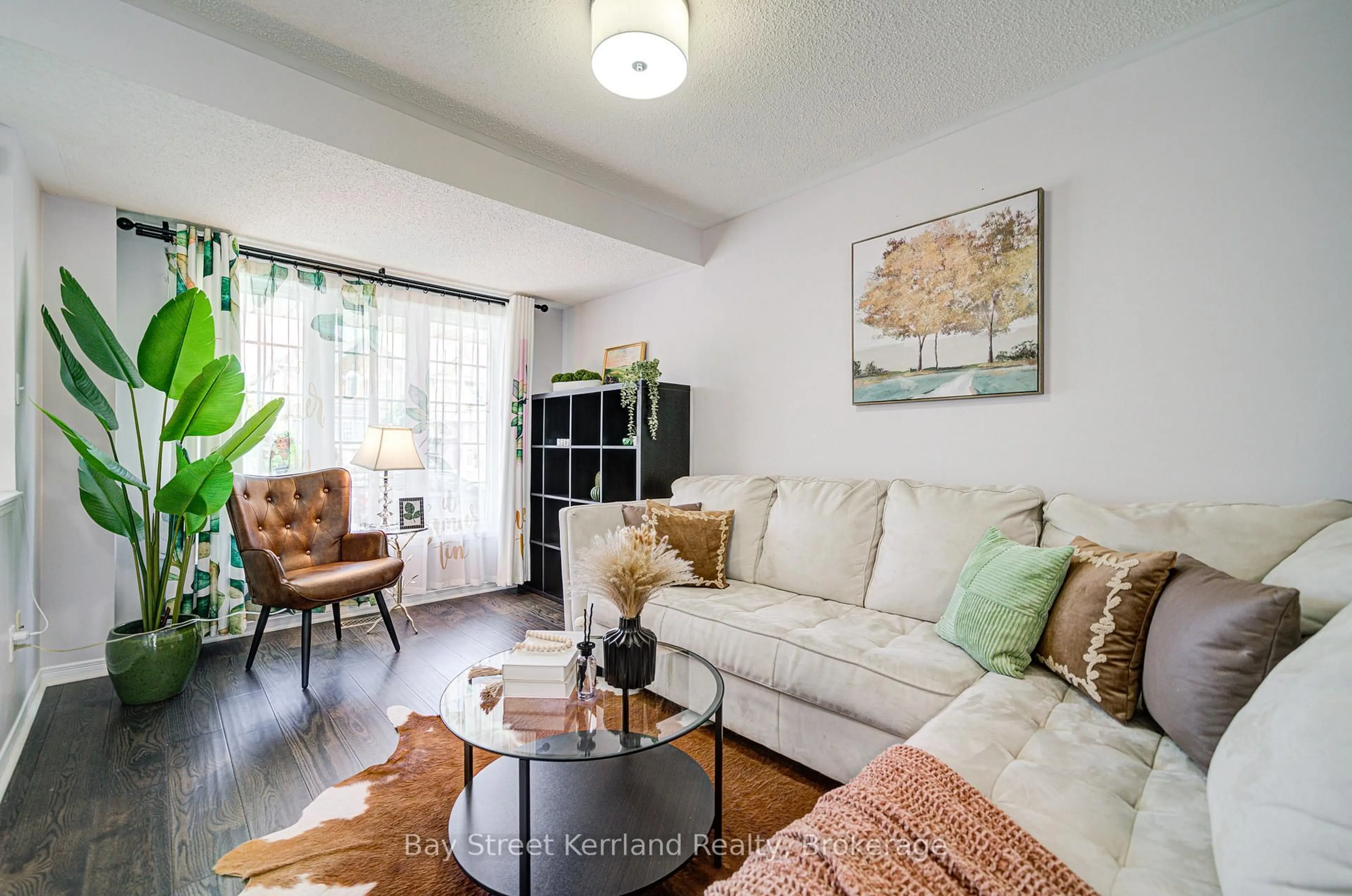 Living room with furniture, unknown for 3044 Bentley Dr, Mississauga Ontario L5M 6W2