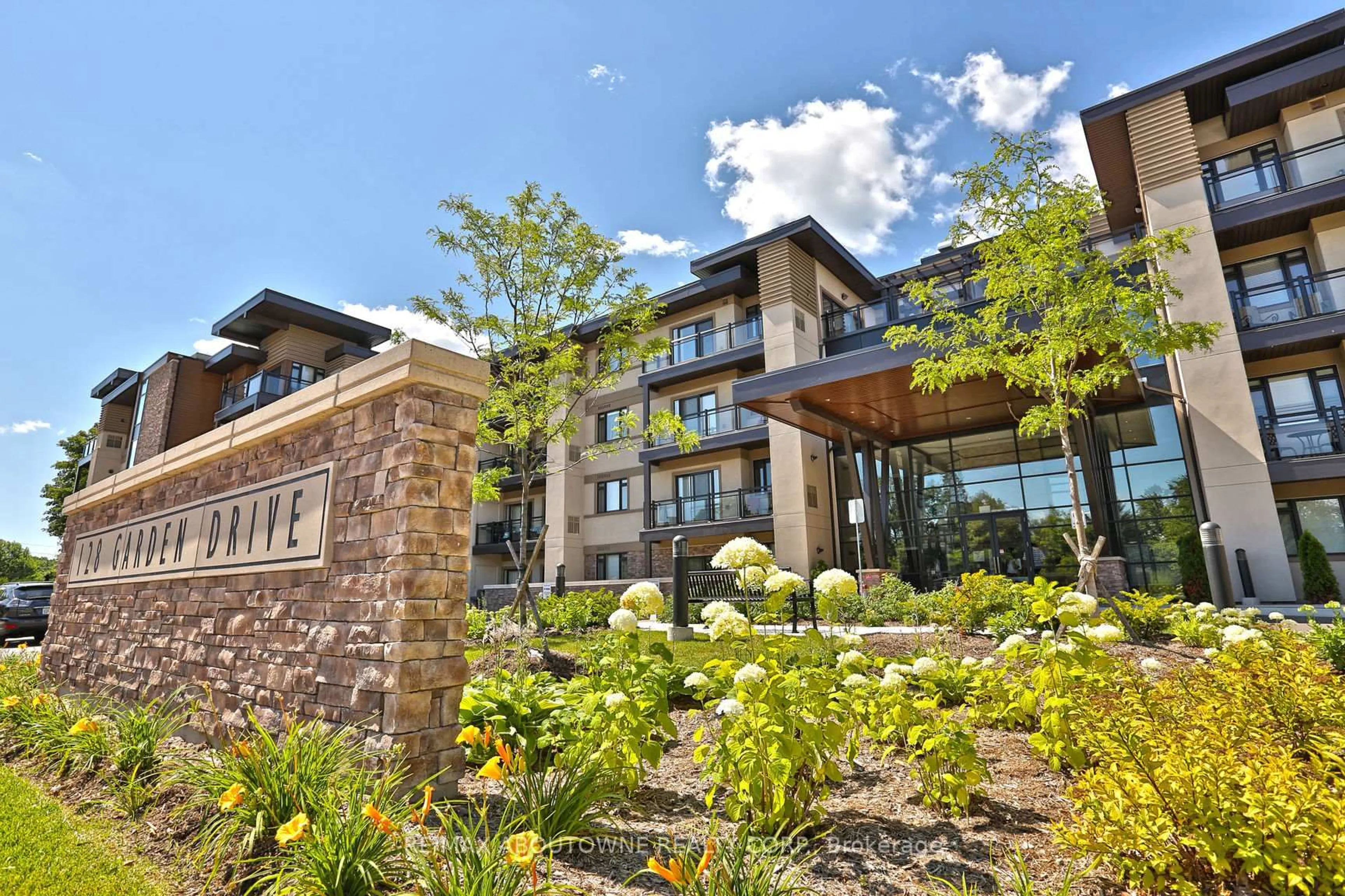 Indoor foyer for 128 Garden Dr #103, Oakville Ontario L6K 0H7