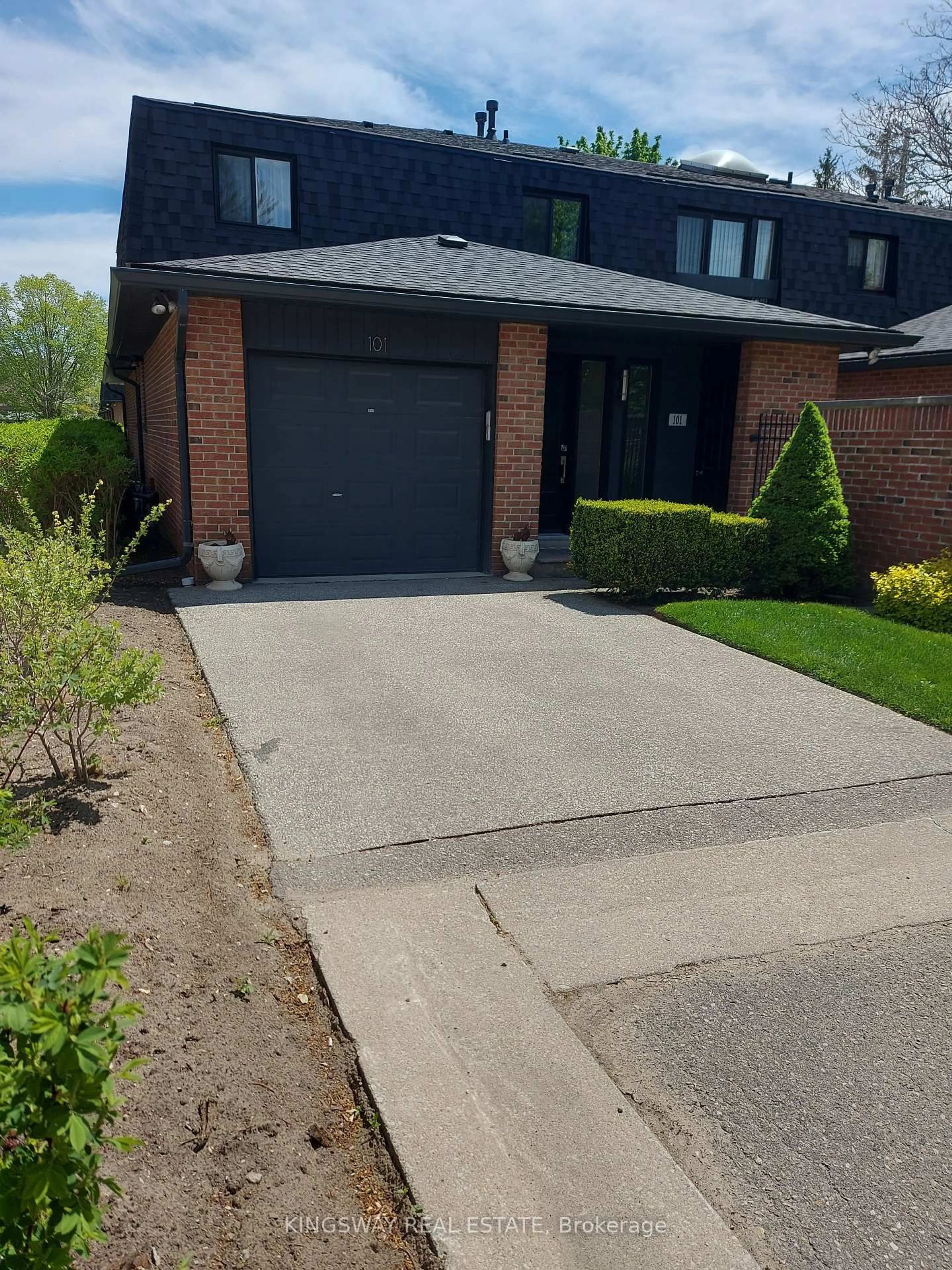Home with brick exterior material, street for 20 Mineola Rd #101, Mississauga Ontario L5G 4N9